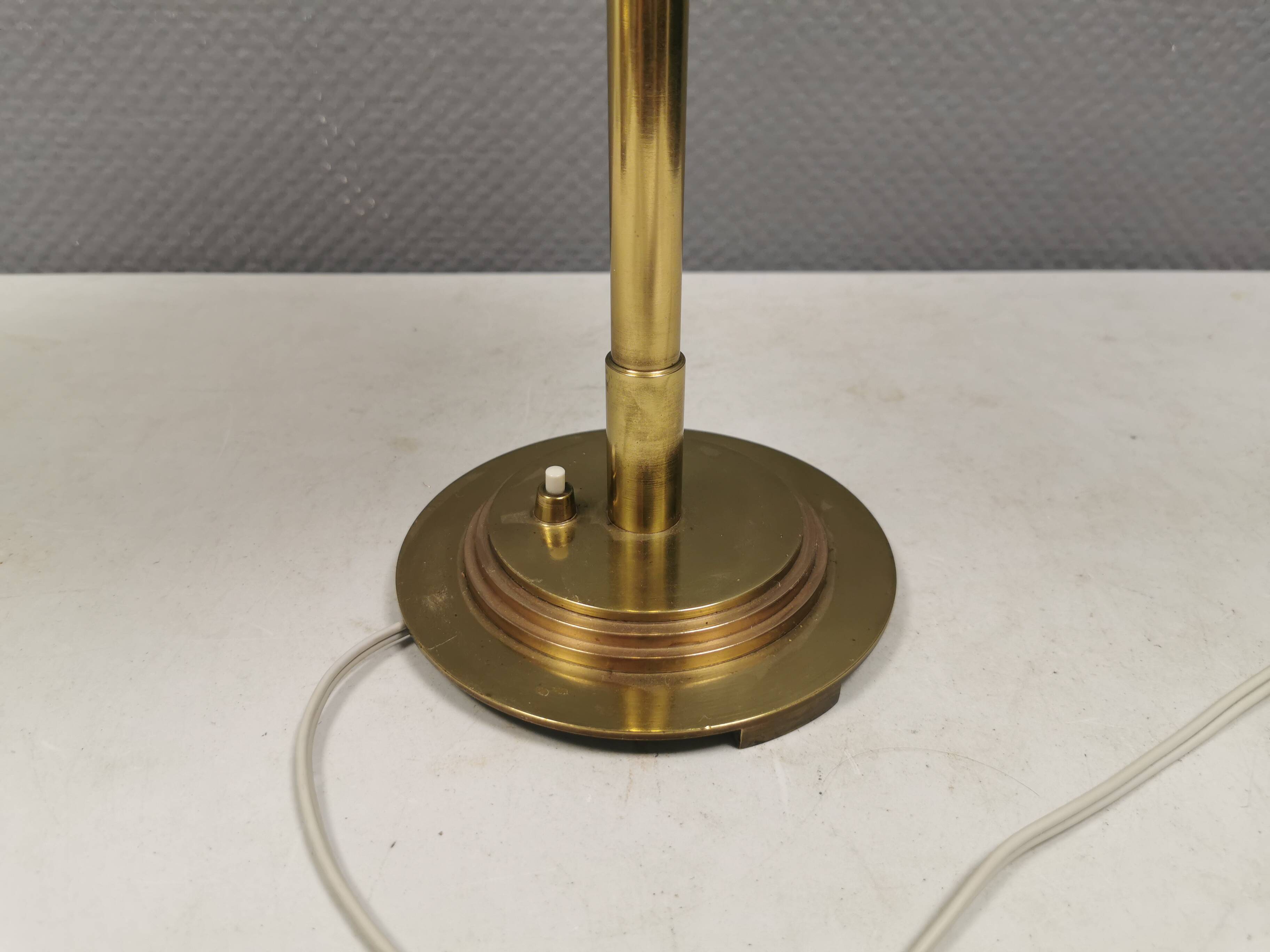 Lampe de table en laiton et métal, fabriquée à partir de pièces de design recyclées.