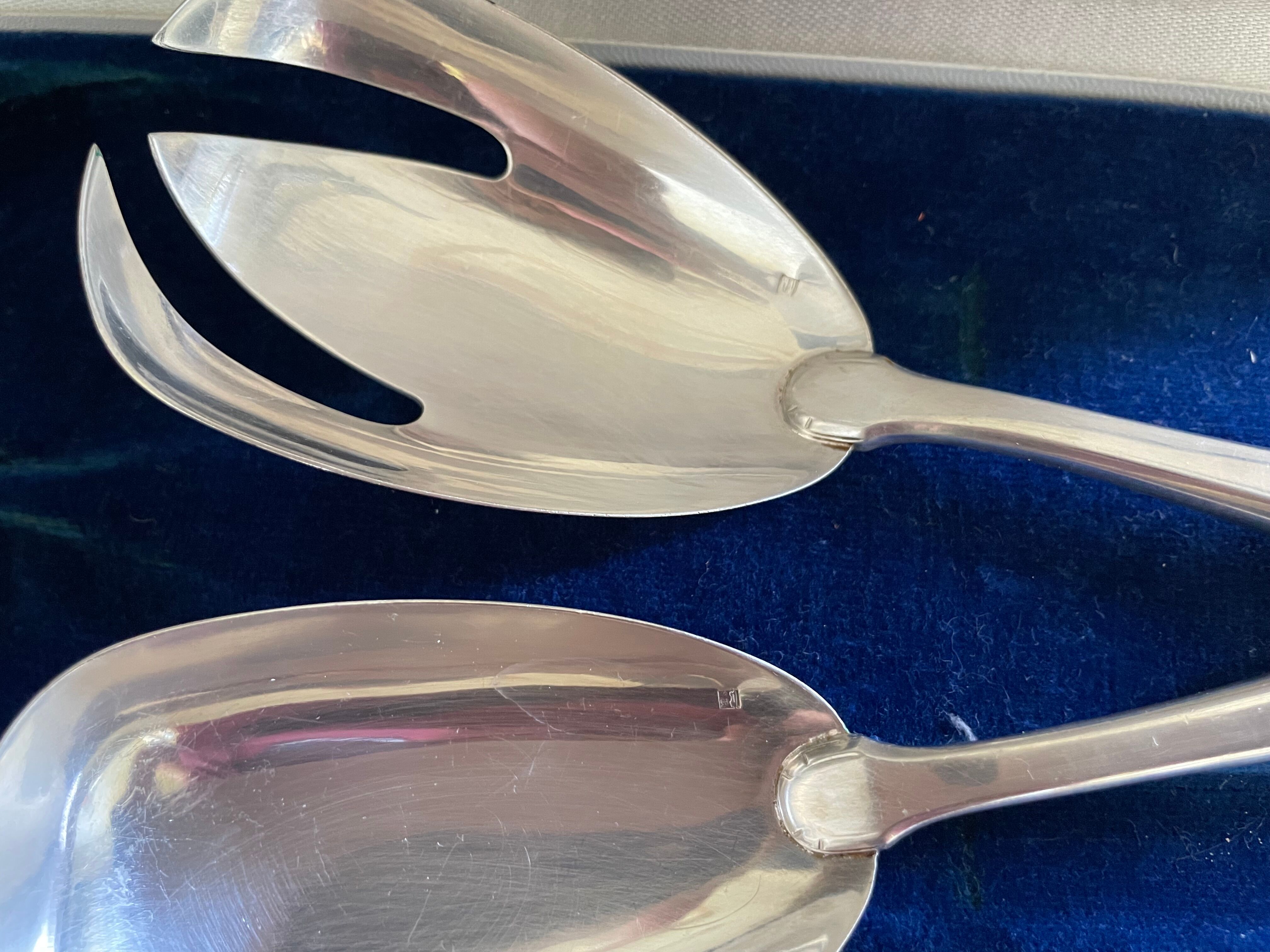 Cutlery to serve silver metal and horn