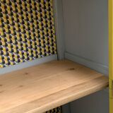 Armoire parisienne bonnetière ancienne jaune poudré.
