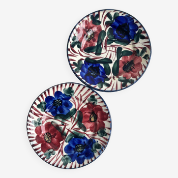 Paire d'assiettes décoratives en céramique à motifs floraux.