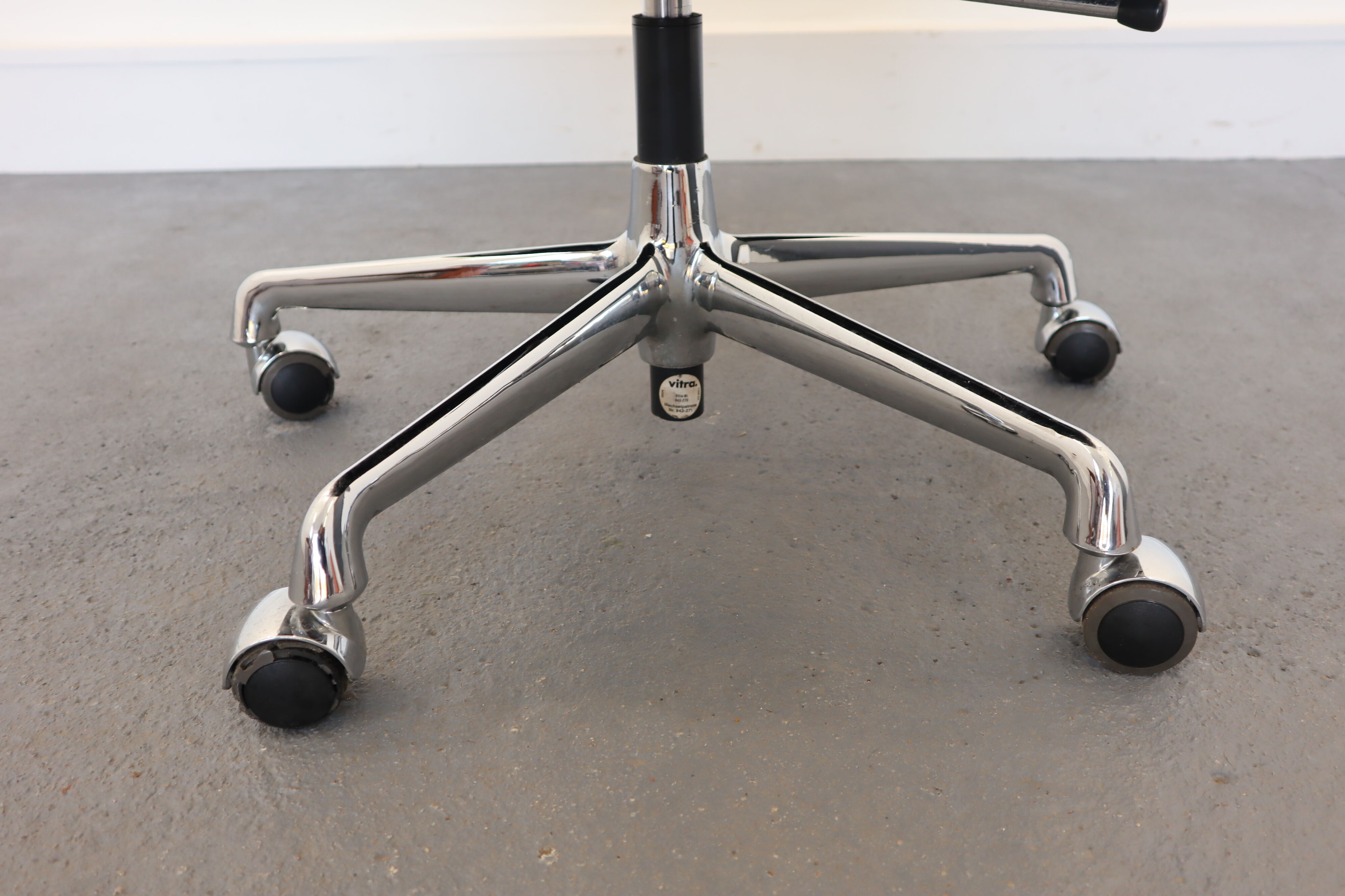 Fauteuil ES 104  par Charles & Ray Eames pour Vitra années 1990