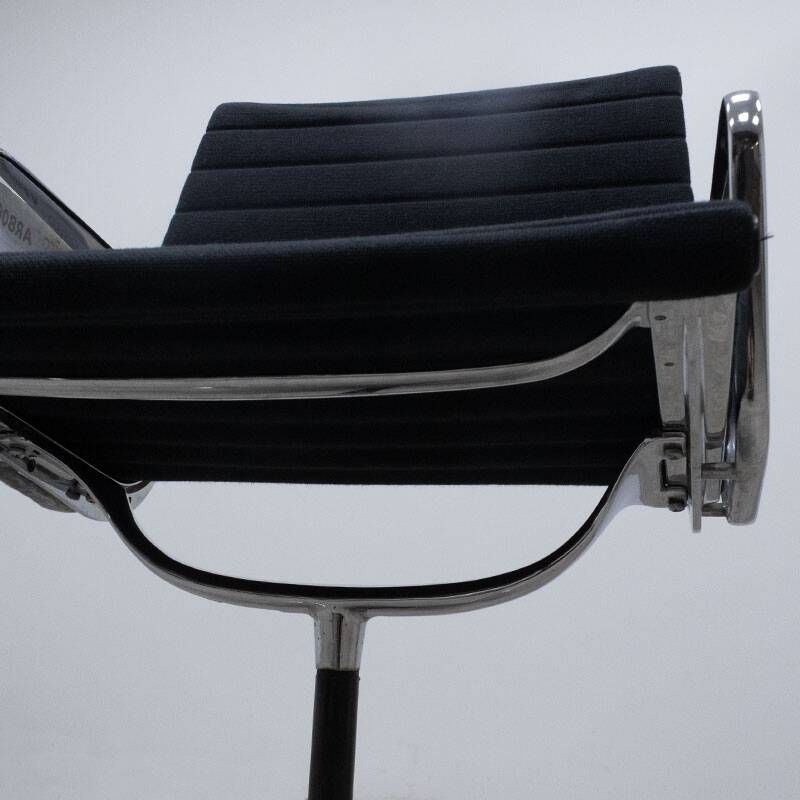 Fauteuil EA108 de Charles et Ray Eames, Herman Miller