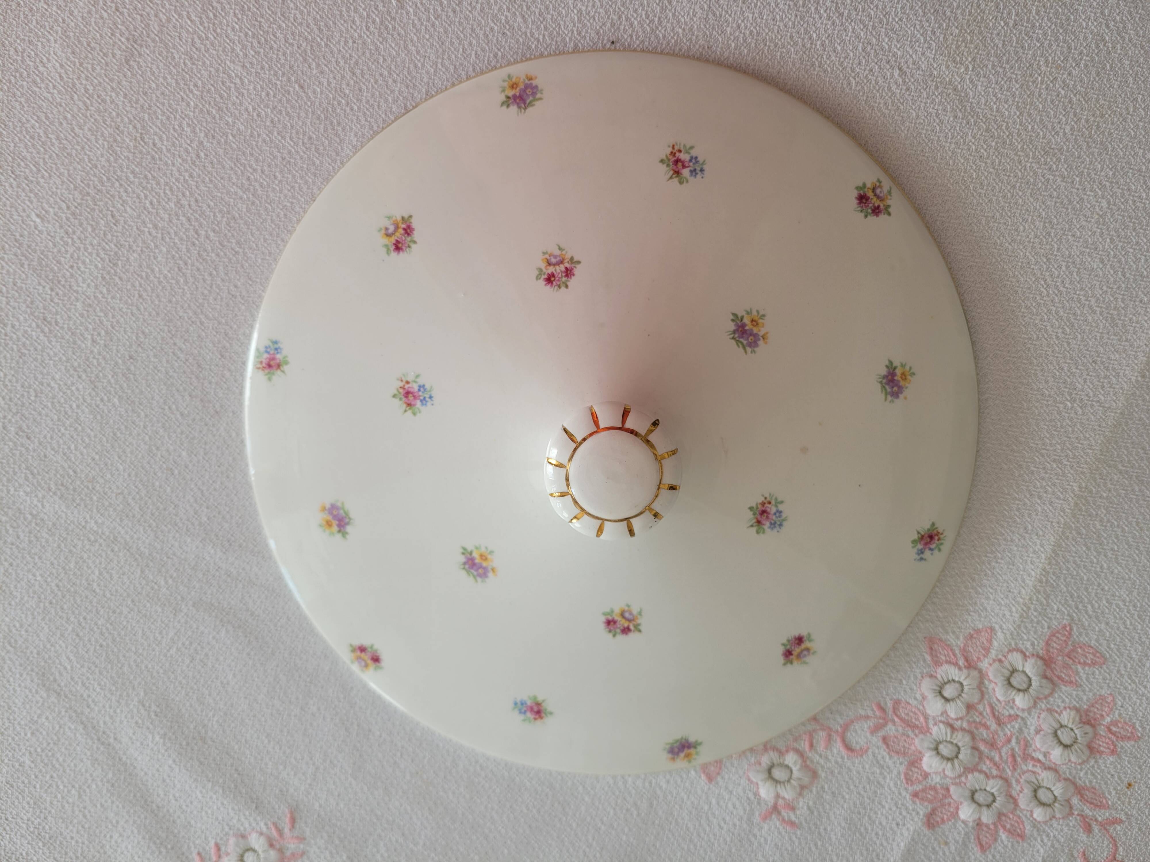 Soup tureen with lid from Digoin Sarreguemines, floral decoration.