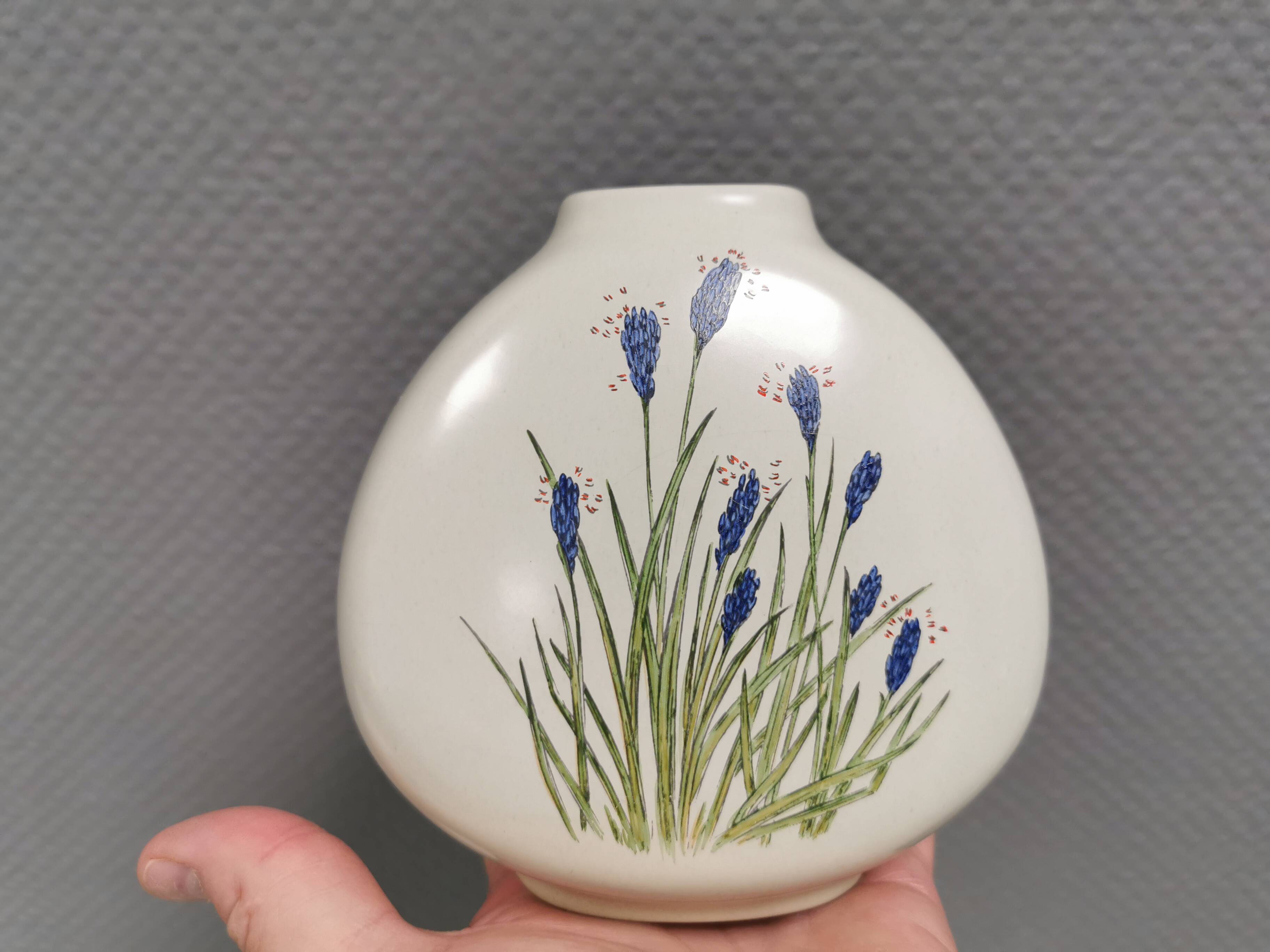 Vase conçue par Johannes Hansen (JH) pour Knabstrup, Danemark, dans les années 1960.