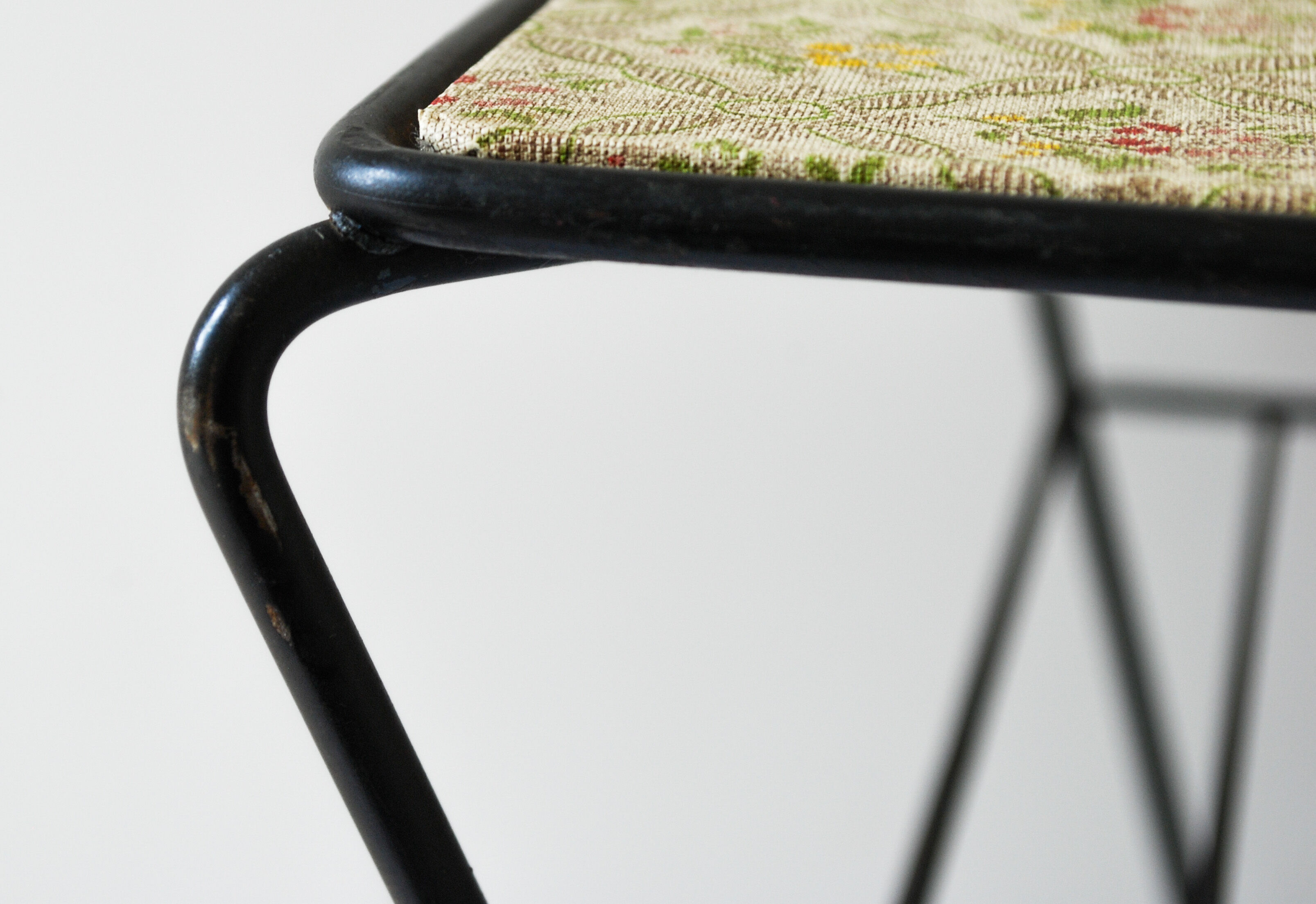 End magazine rack table