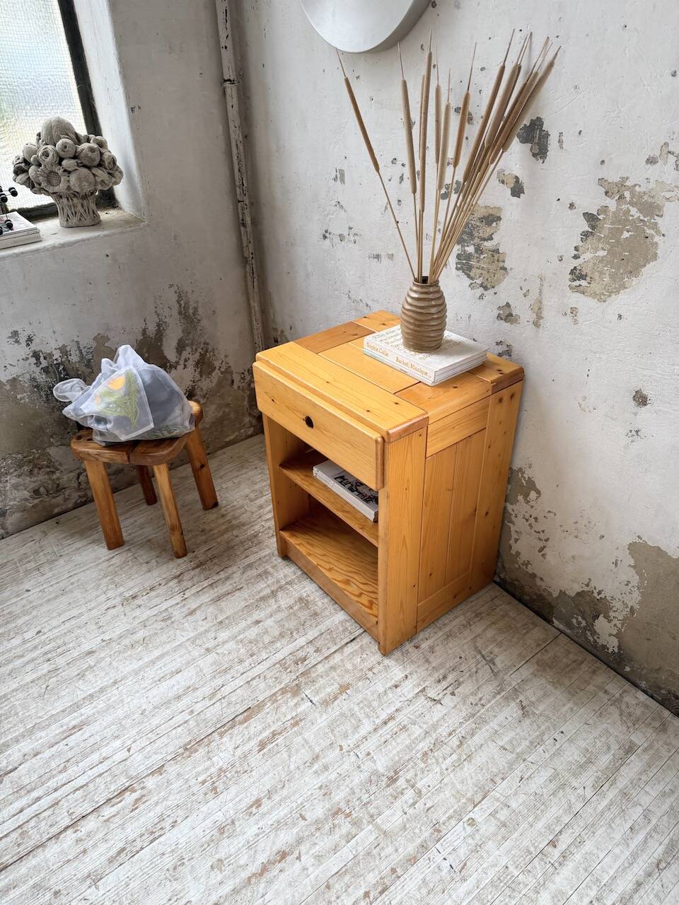 Chevet sélectionné par Charlotte Perriand pour Les Arcs