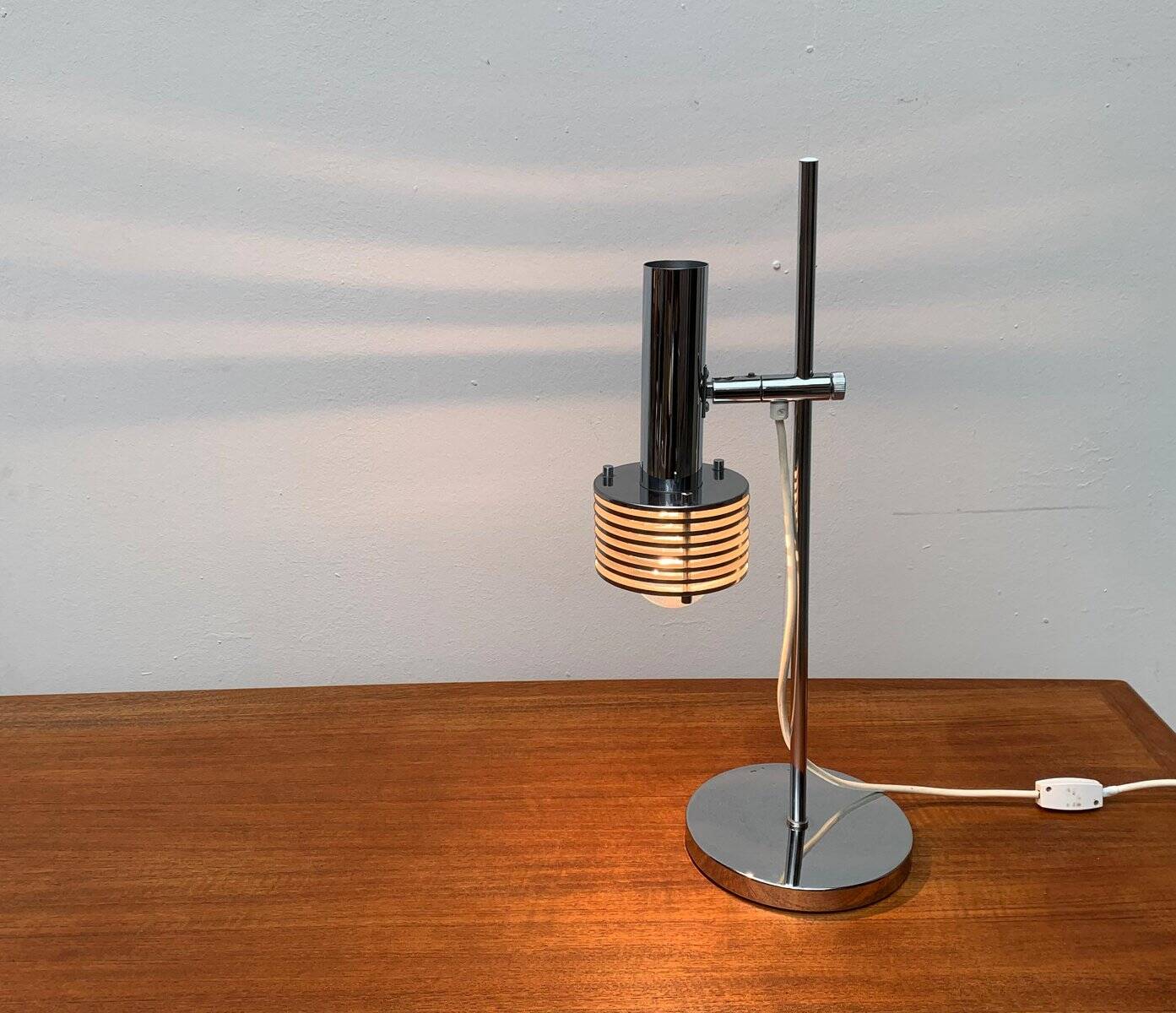 Lampe de table à lames chromées de l’ère spatiale