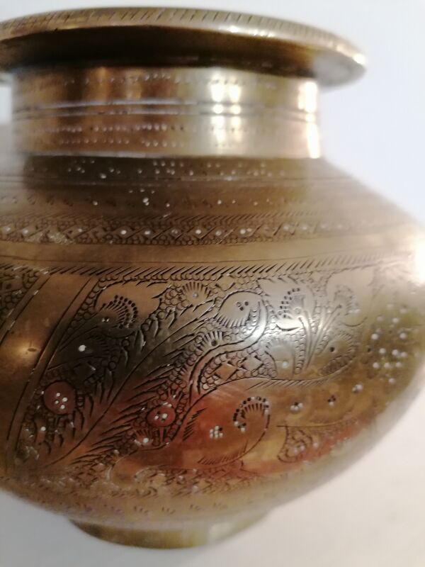 Pot à eau (vase) bénite antique en laiton d'Inde