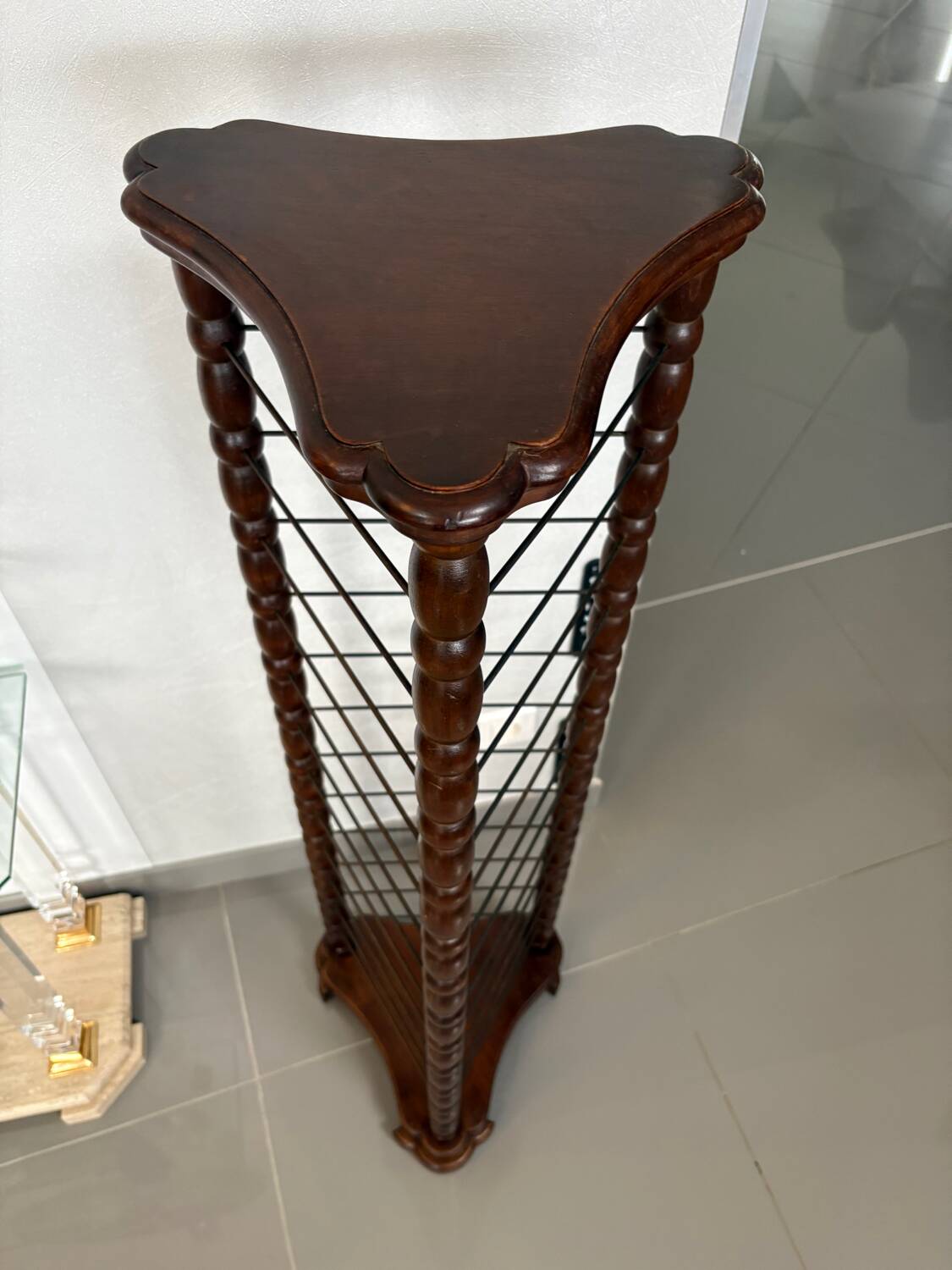 Turned wooden display stand, late 19th - early 20th century.