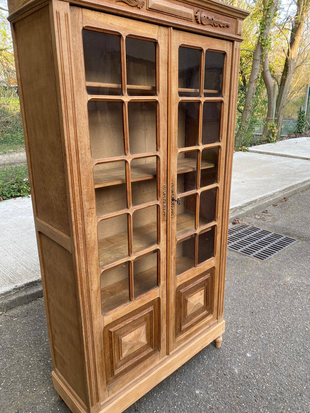 Parisian Art Deco display cabinet from 1950, renovated in raw solid oak, 101cm.