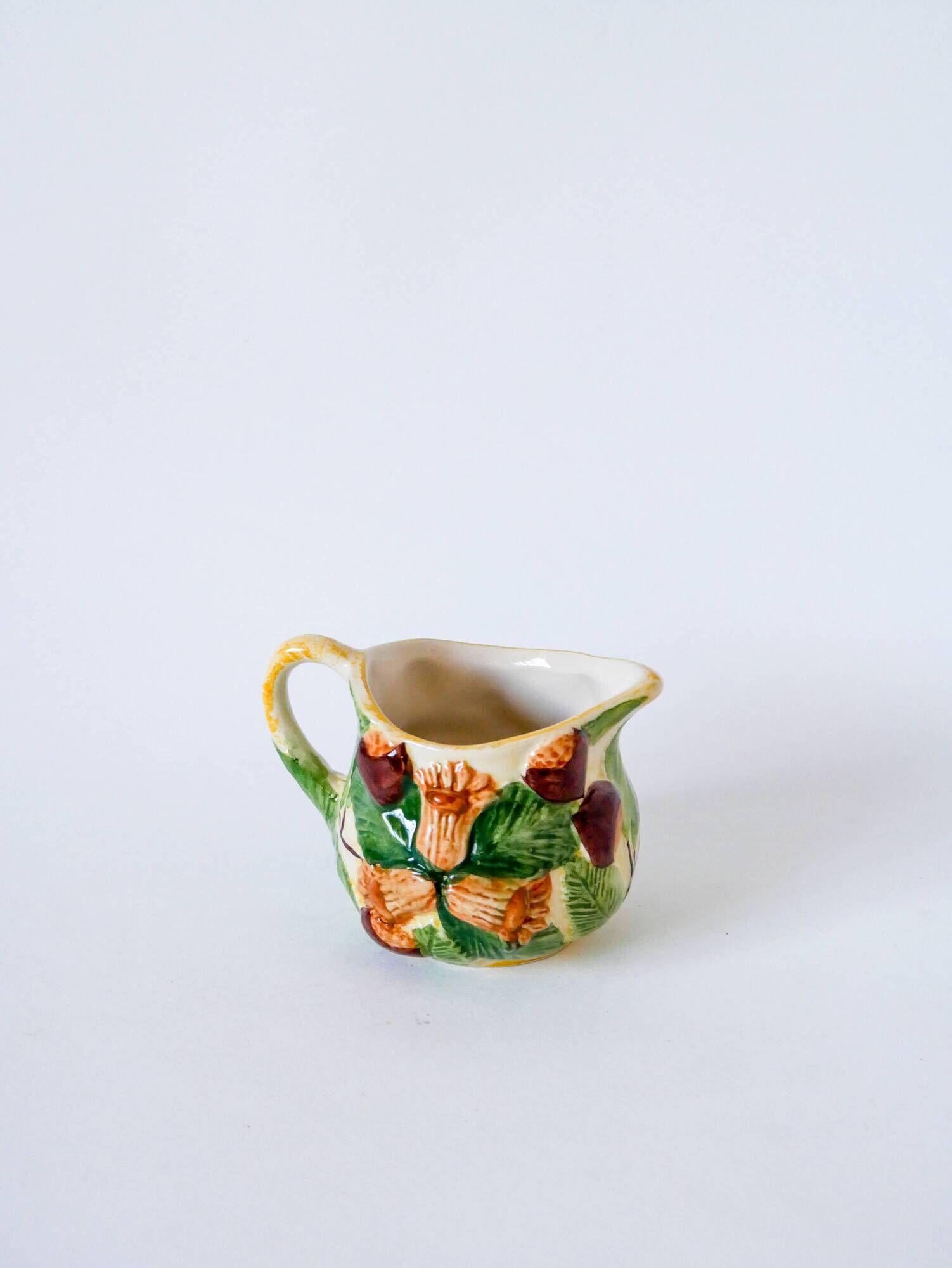 Tea service consisting of a teapot, a milk jug and a numbered hazelnut slip sugar bowl