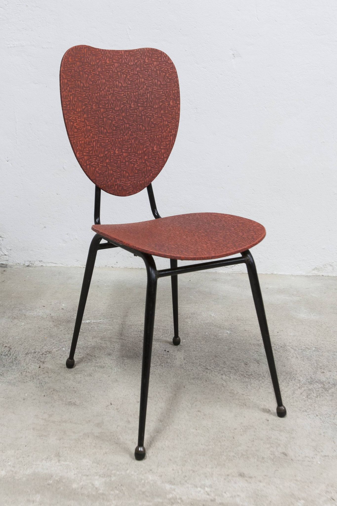 Vintage 70s chair in black lacquered metal and atypical red vinyl