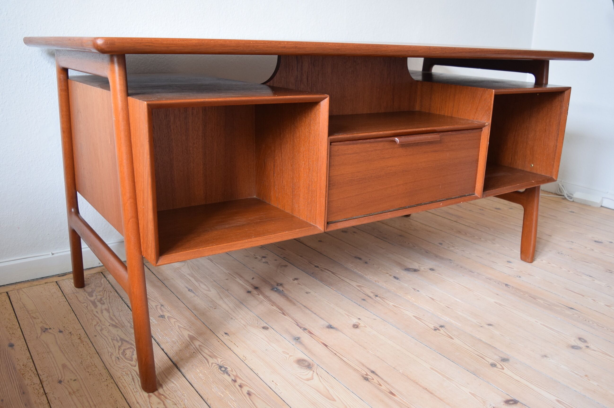 Danish model 75 desk by Gunni Omann 1960