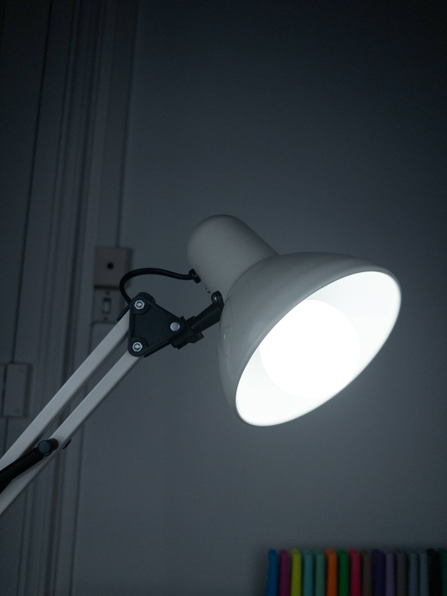 White articulated architect lamp - vintage industrial style