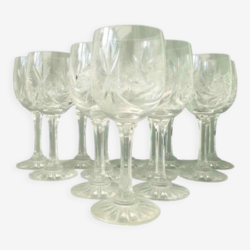 Set de 12 verres à vin en cristal taillé