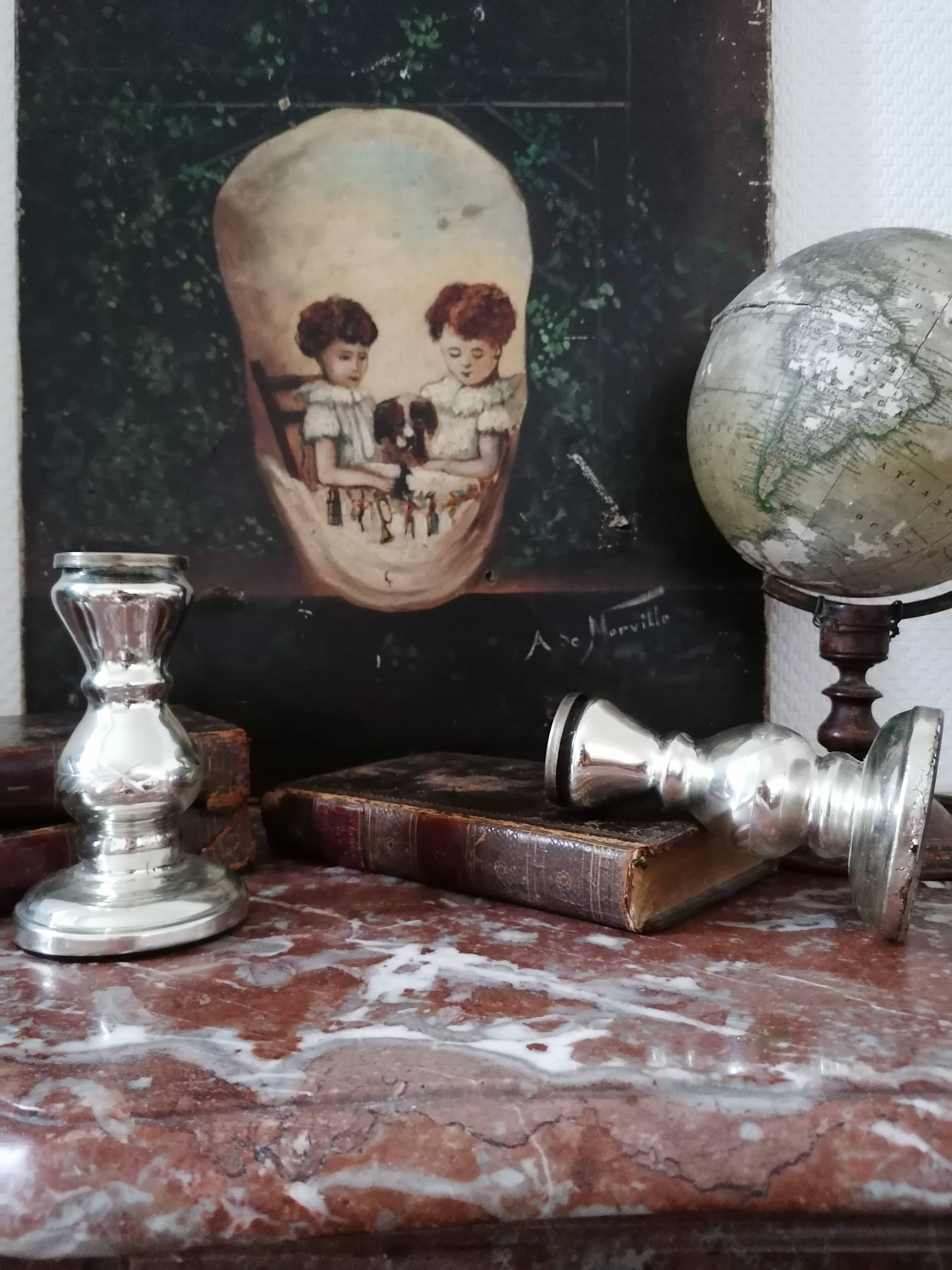 Paire de bougeoirs en verre églomisé