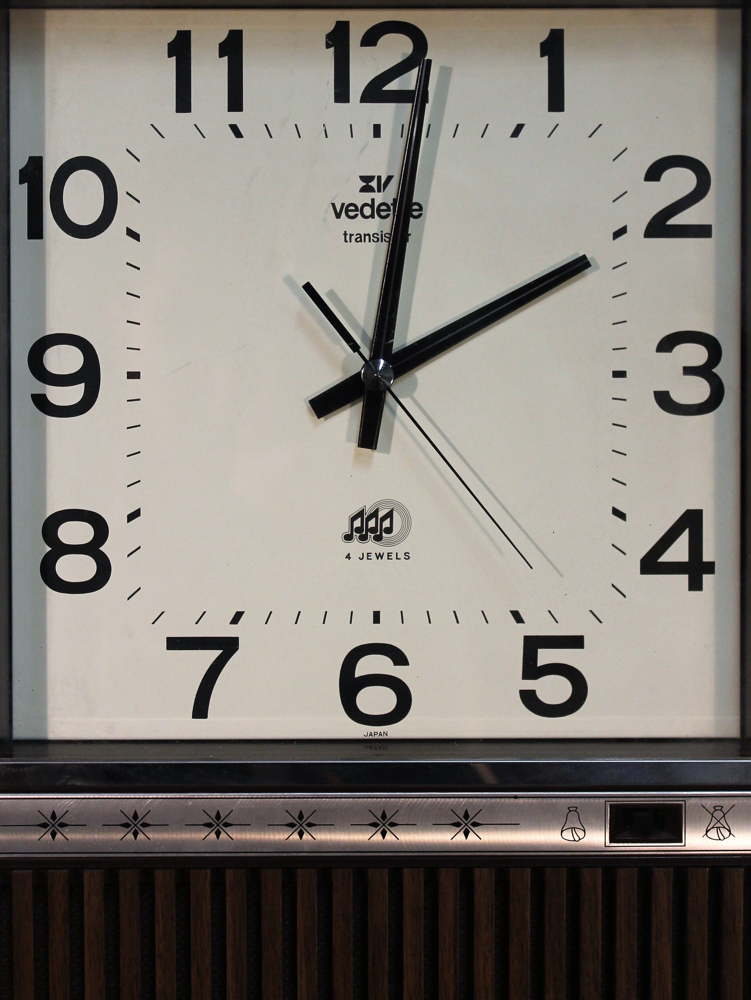 Wall clock features 4 Jewels 80s