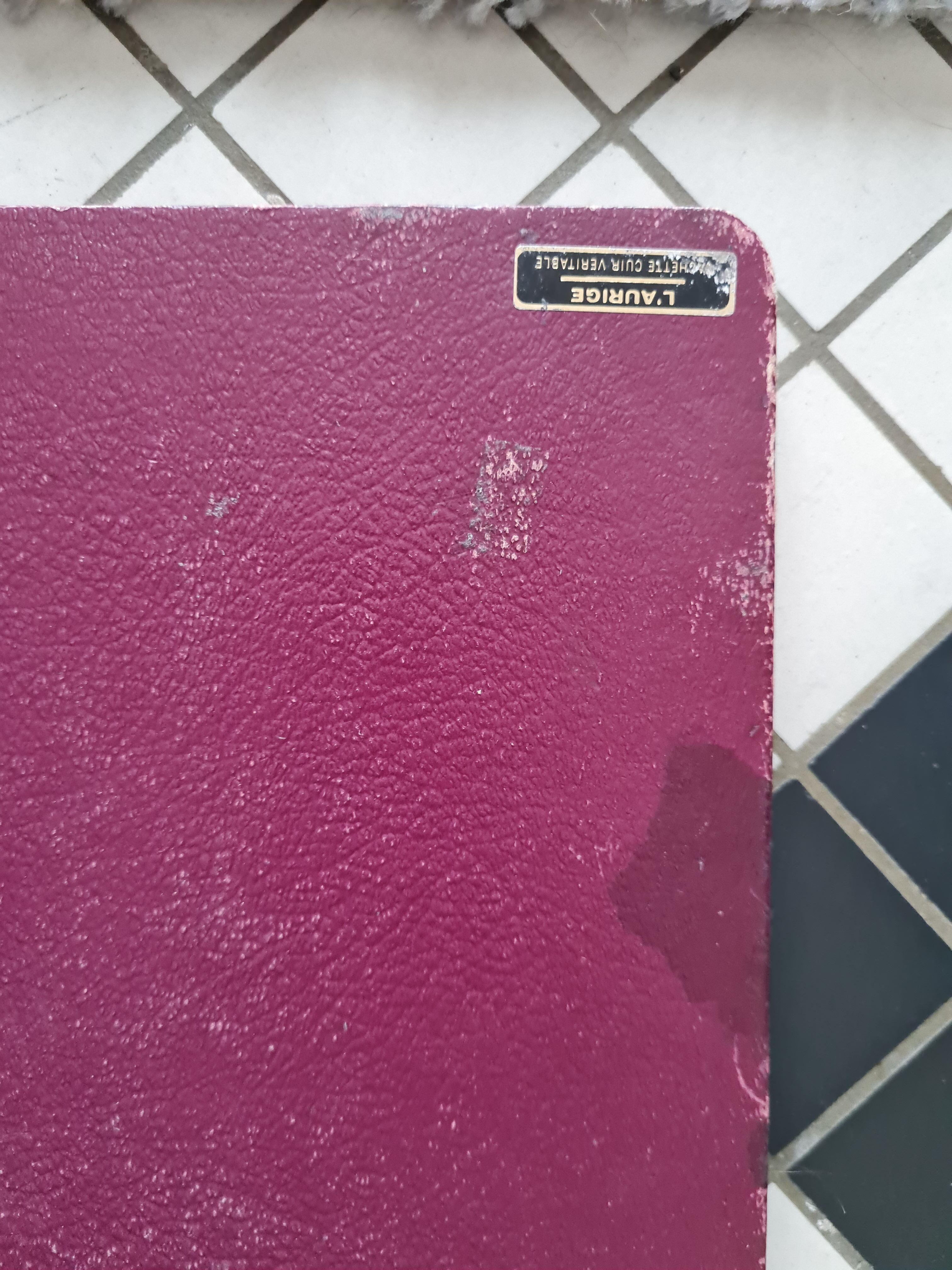 Burgundy leather underhand for office by l'aurige