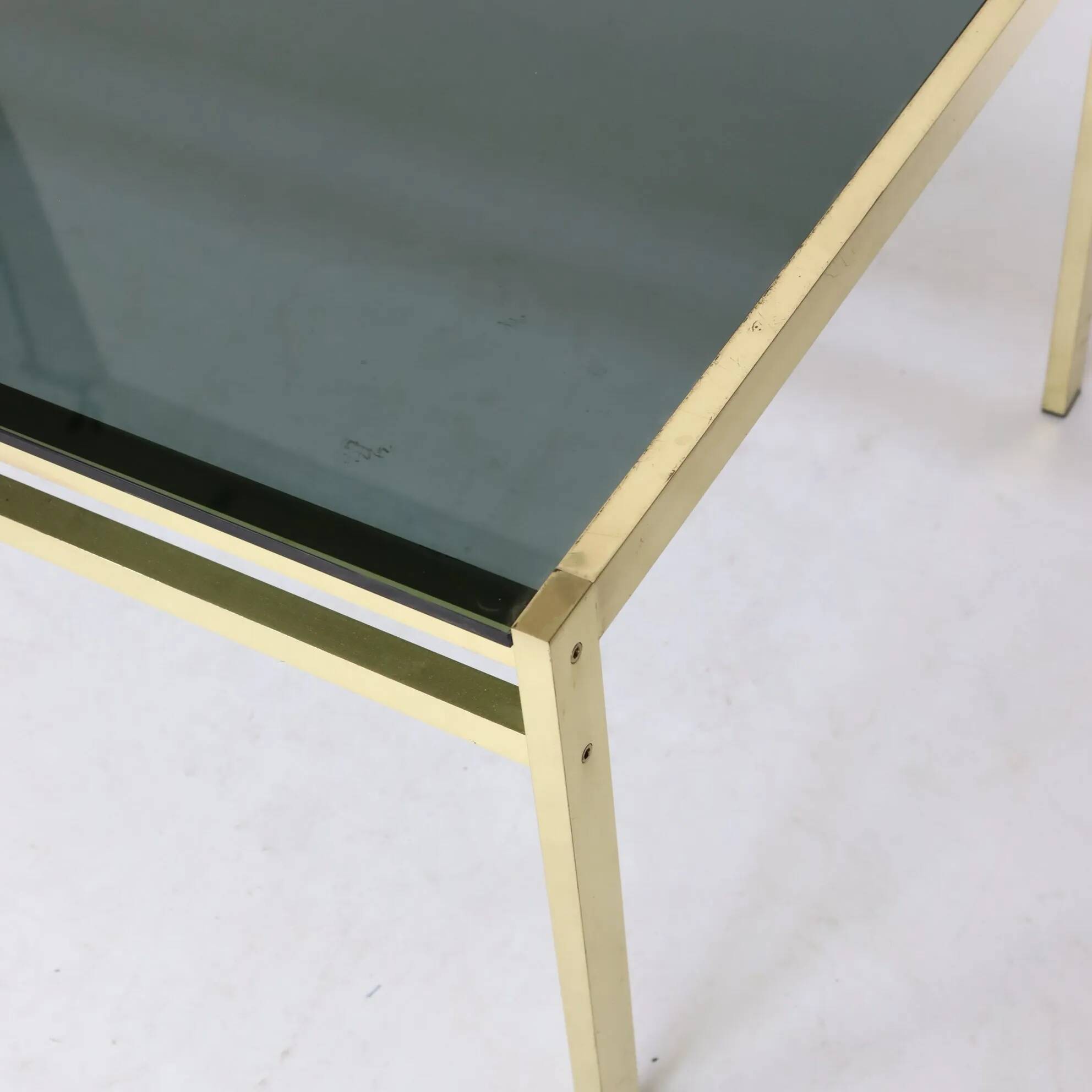 Table basse en verre et métal doré