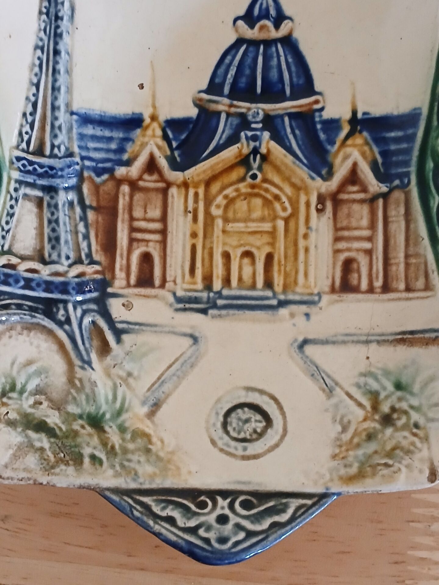 Plat en barbotine du XIXÈME Siècle