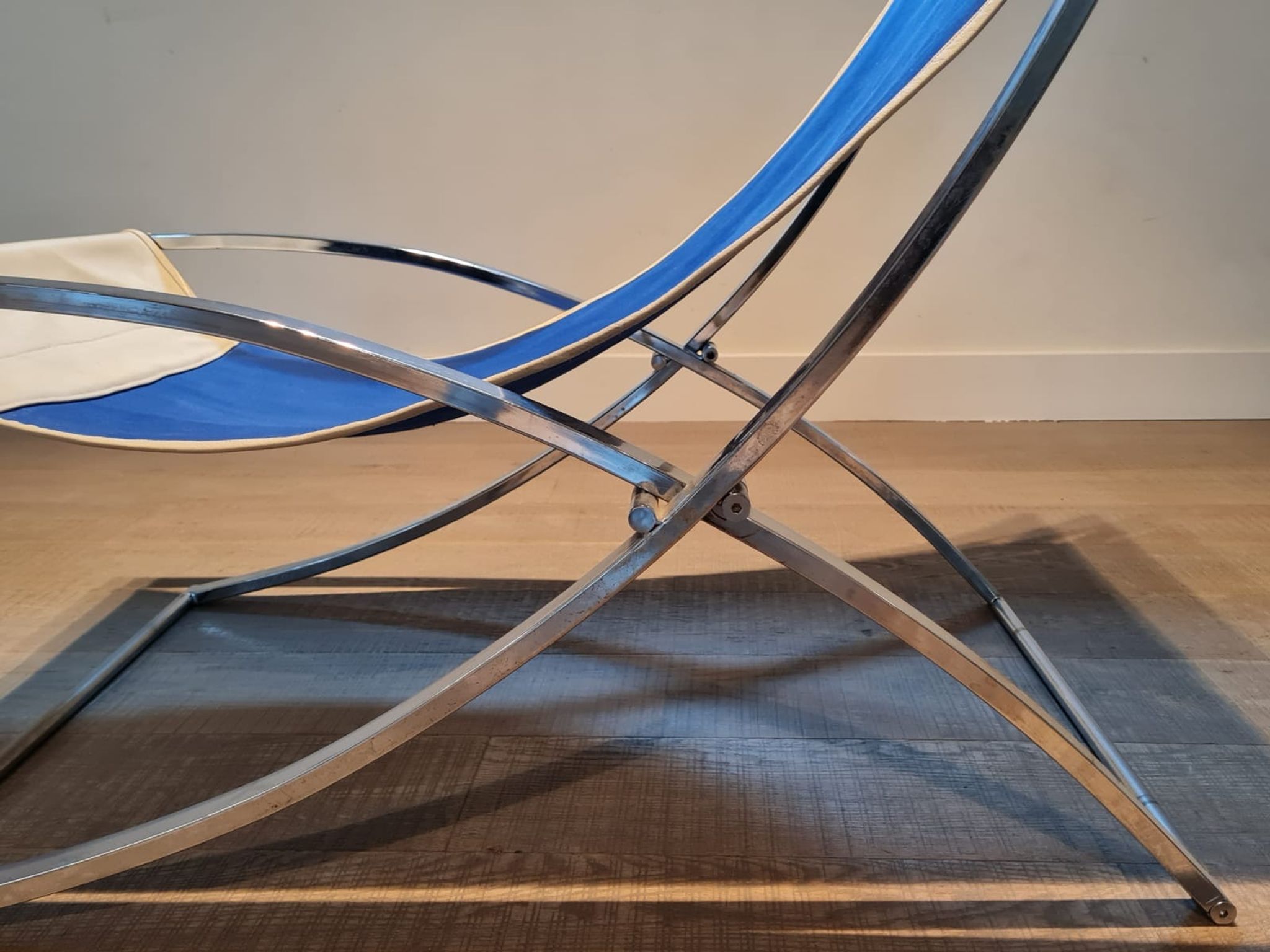 Marcello Cuneo ‘Louisa’ lounge chair in blue canvas and white leather, Italy 1970s