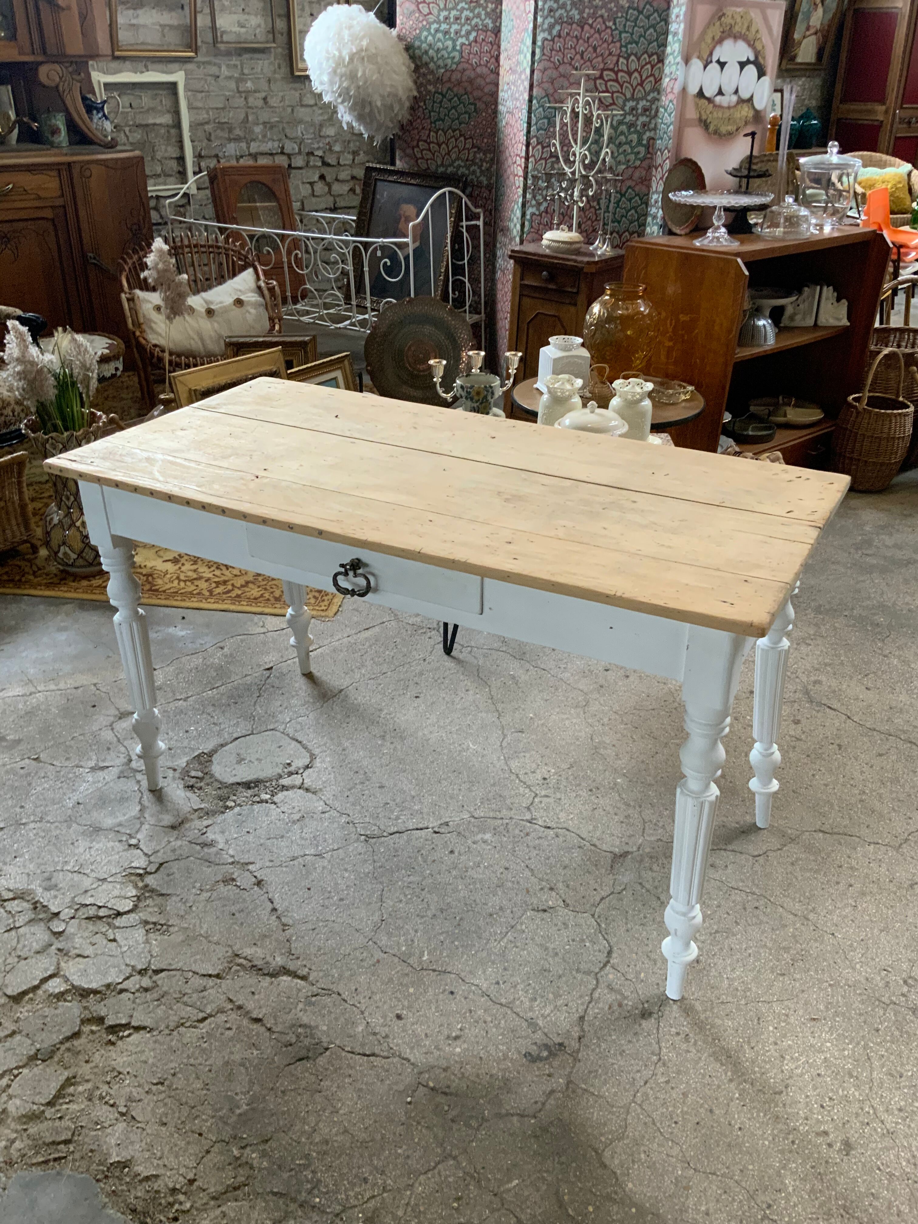 Estaminet table