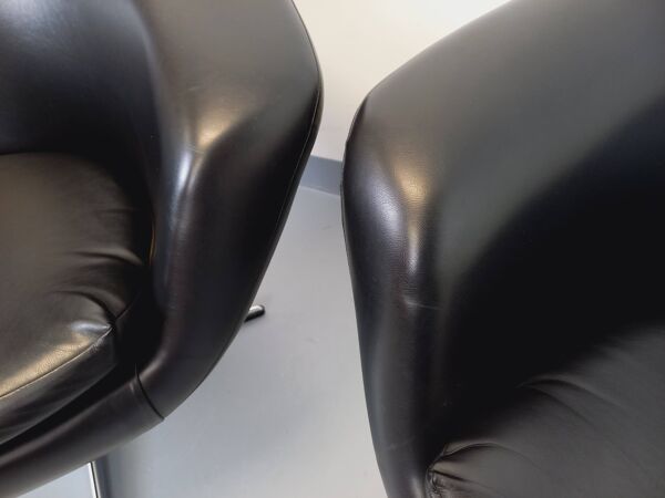 Paire de fauteuils pivotants scandinaves vintage en skaï et chrome