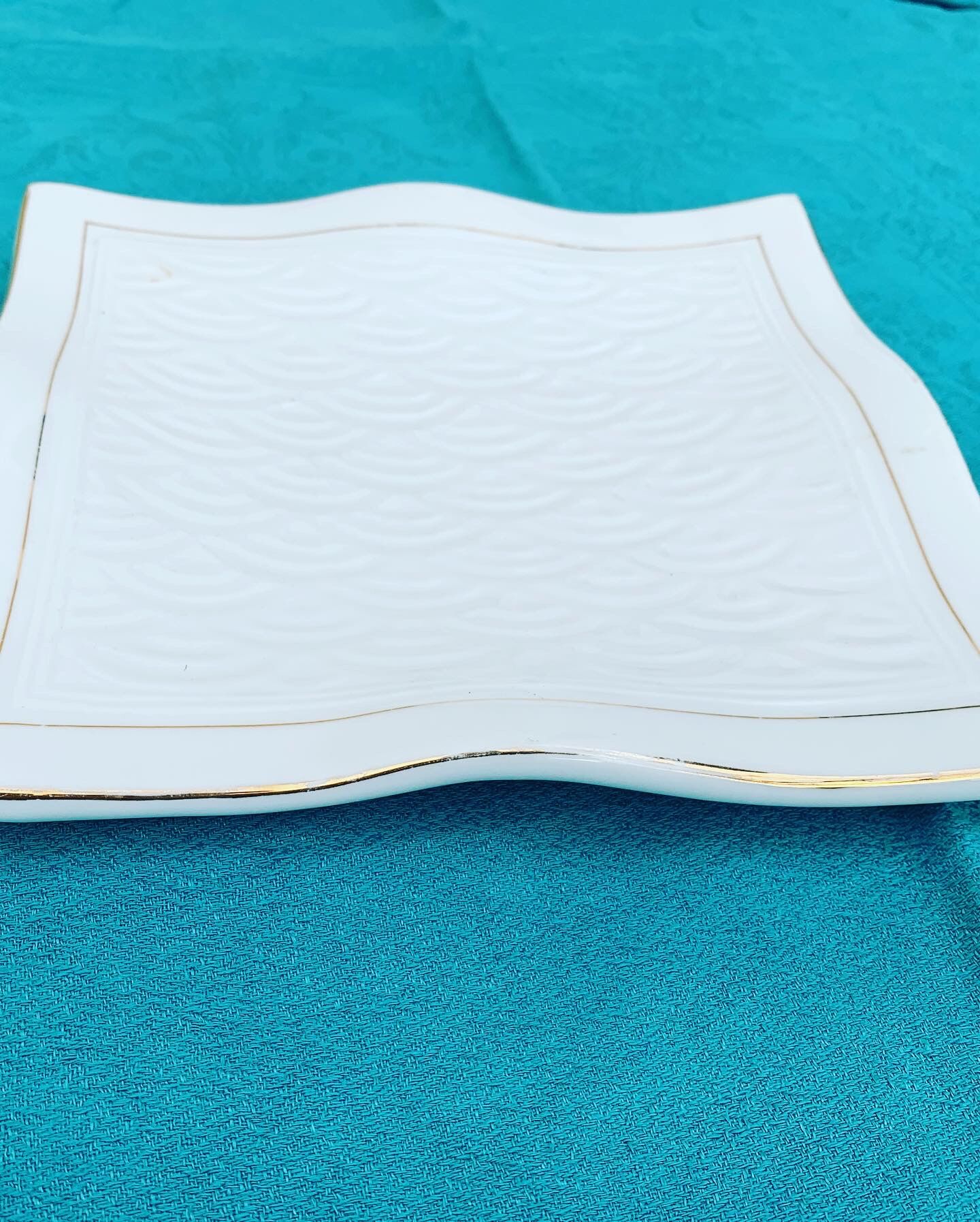 6 white glazed ceramic plates vague design and contemporary patterns