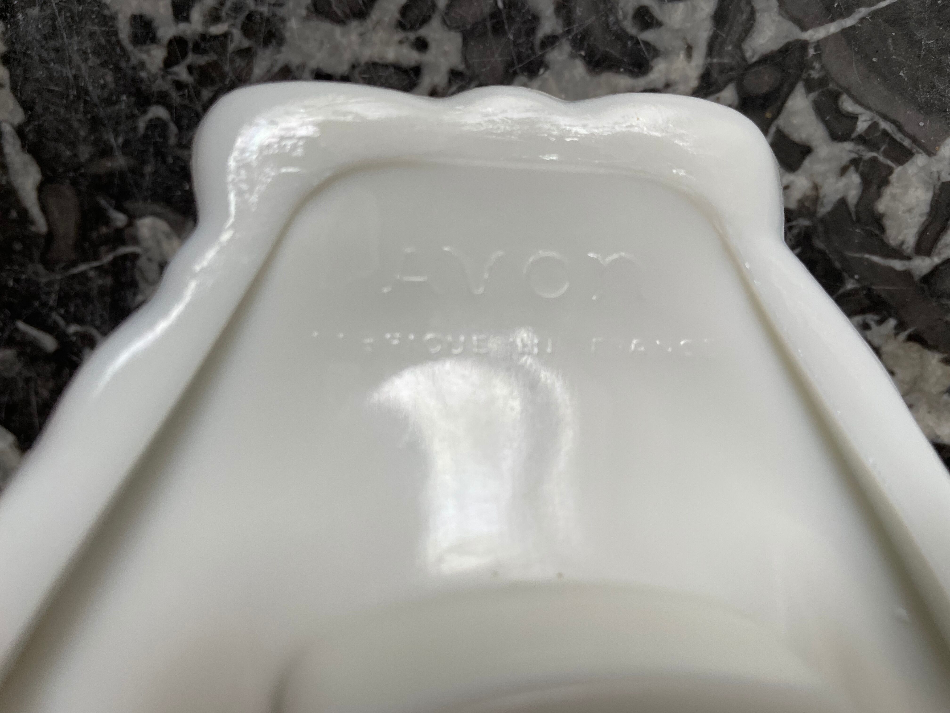 Empty pocket hands in opaline avon