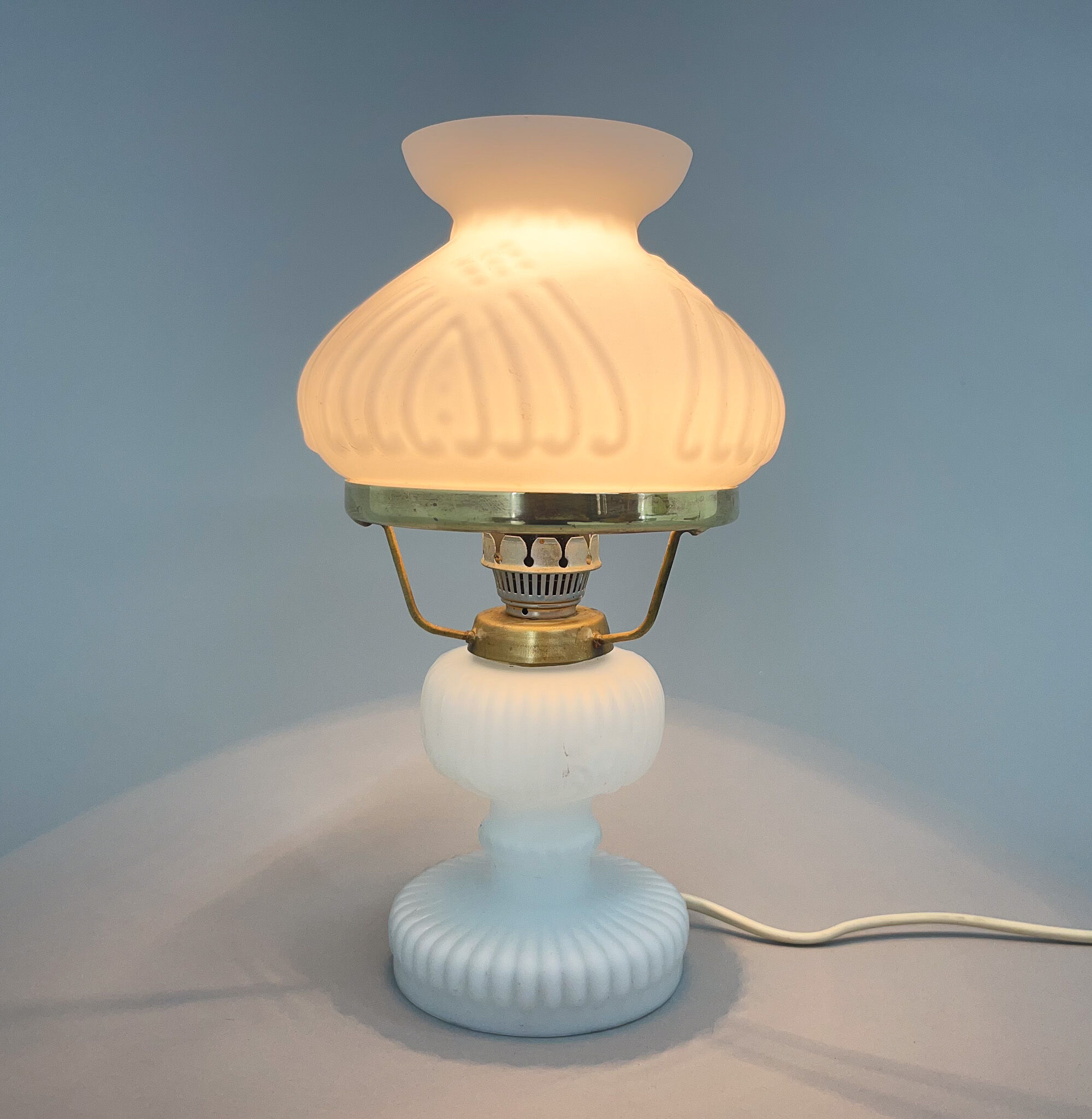 Lampe de table vintage en verre opalin et laiton