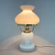 Lampe de table vintage en verre opalin et laiton