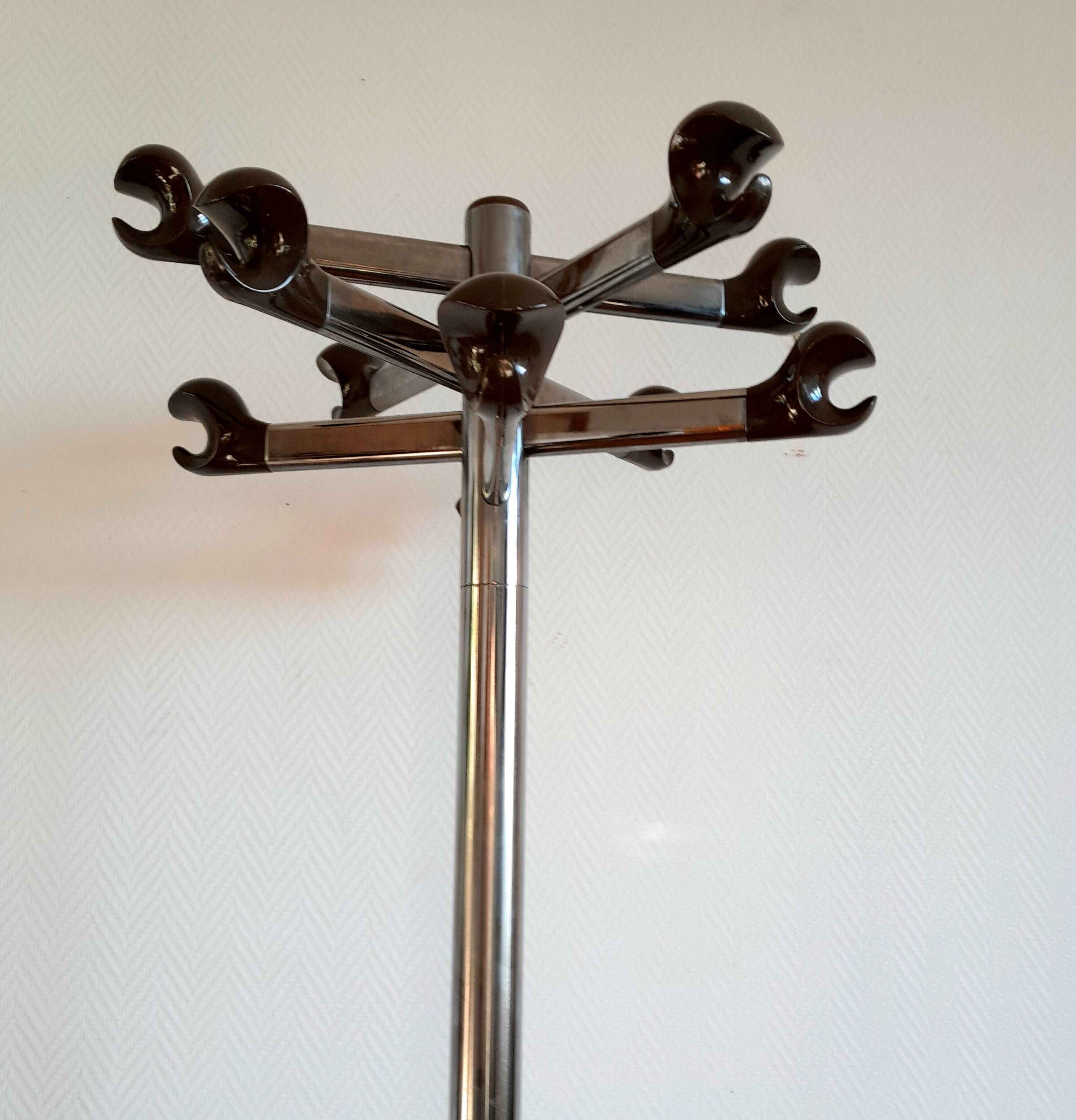 Space age 1970 coat rack in chromed metal and Bakelite