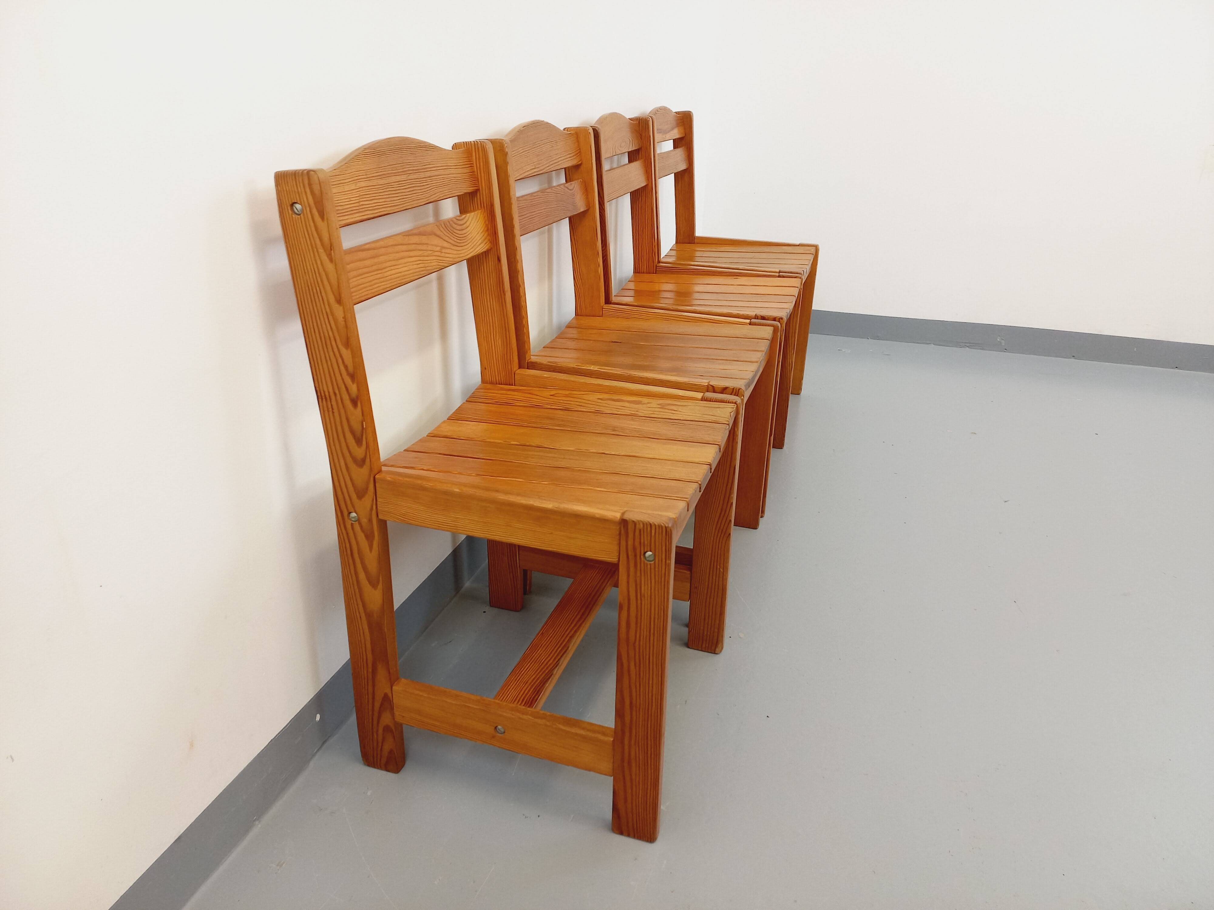 Set of 4 vintage pine chairs from the 70s