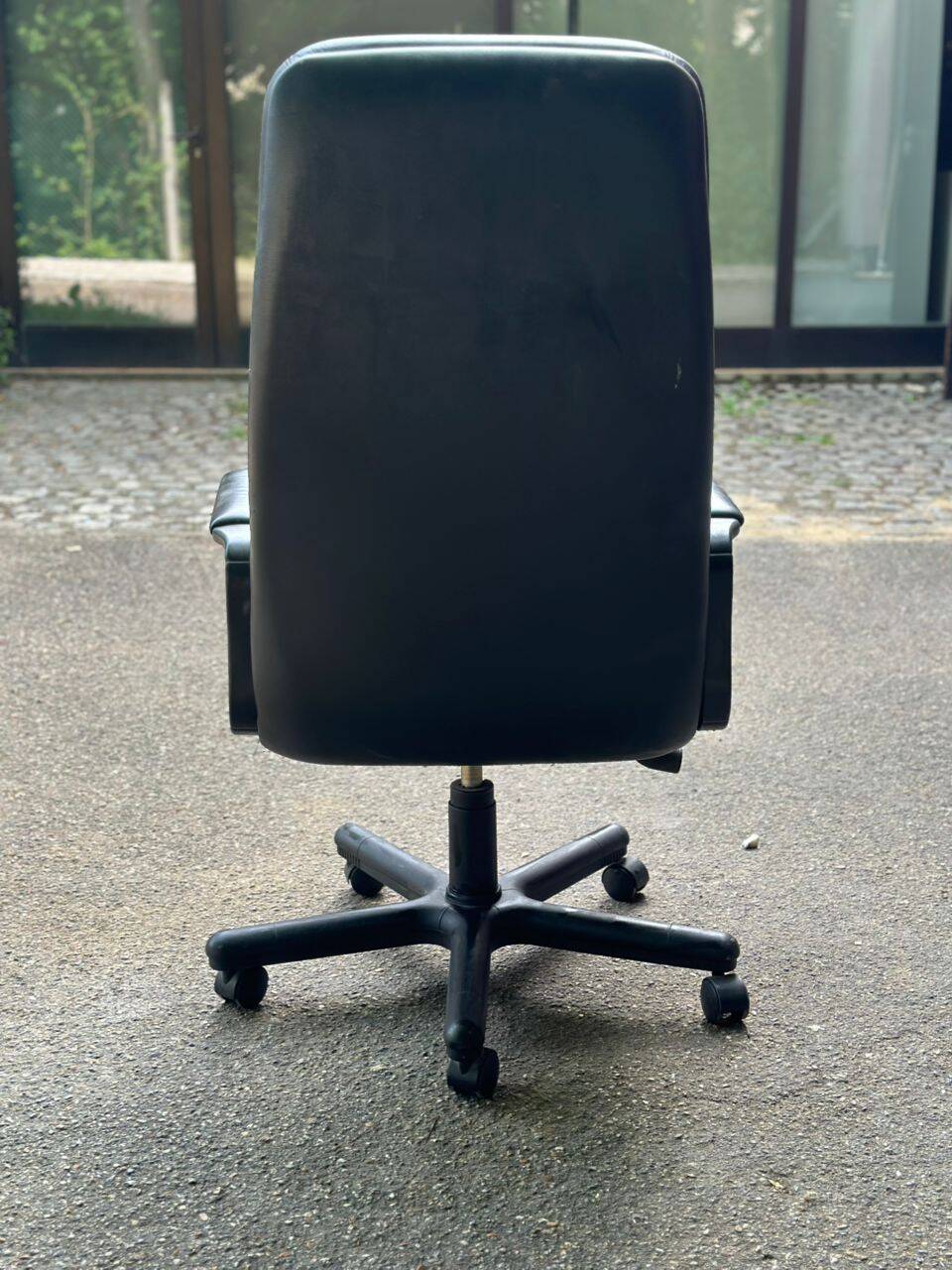 Fauteuil de bureau présidentiel ou de direction vintage en cuir noir 1990