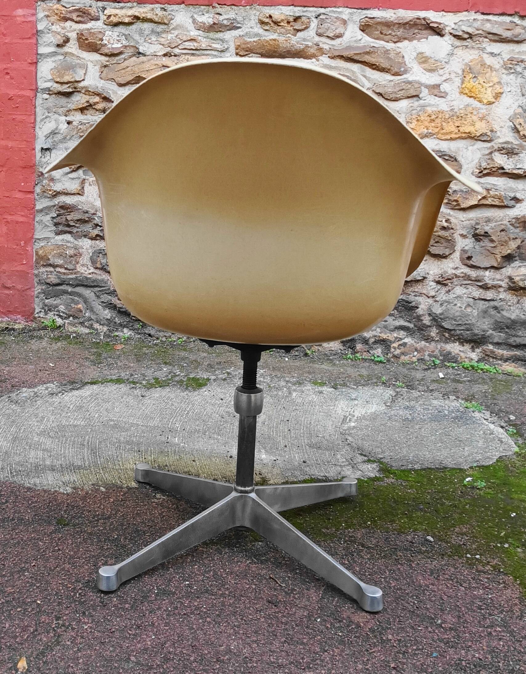 PAC office chair by Charles and Ray Eames for Herman Miller, 1960s.