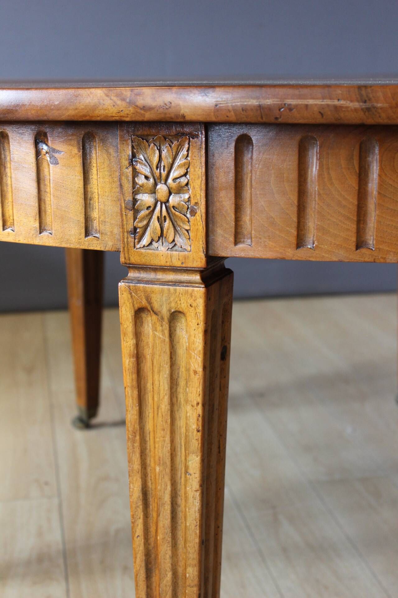 Louis XVI belt table with extensions in walnut, 19th century.