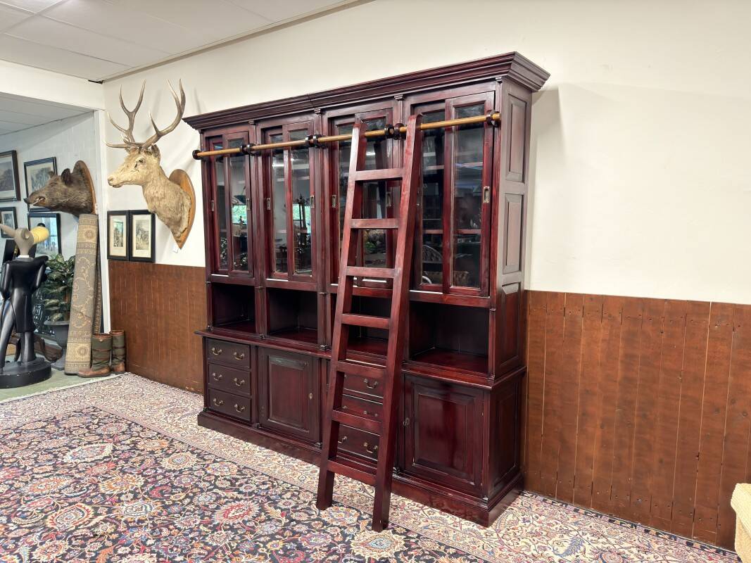 Bibliothèque anglaise avec échelle