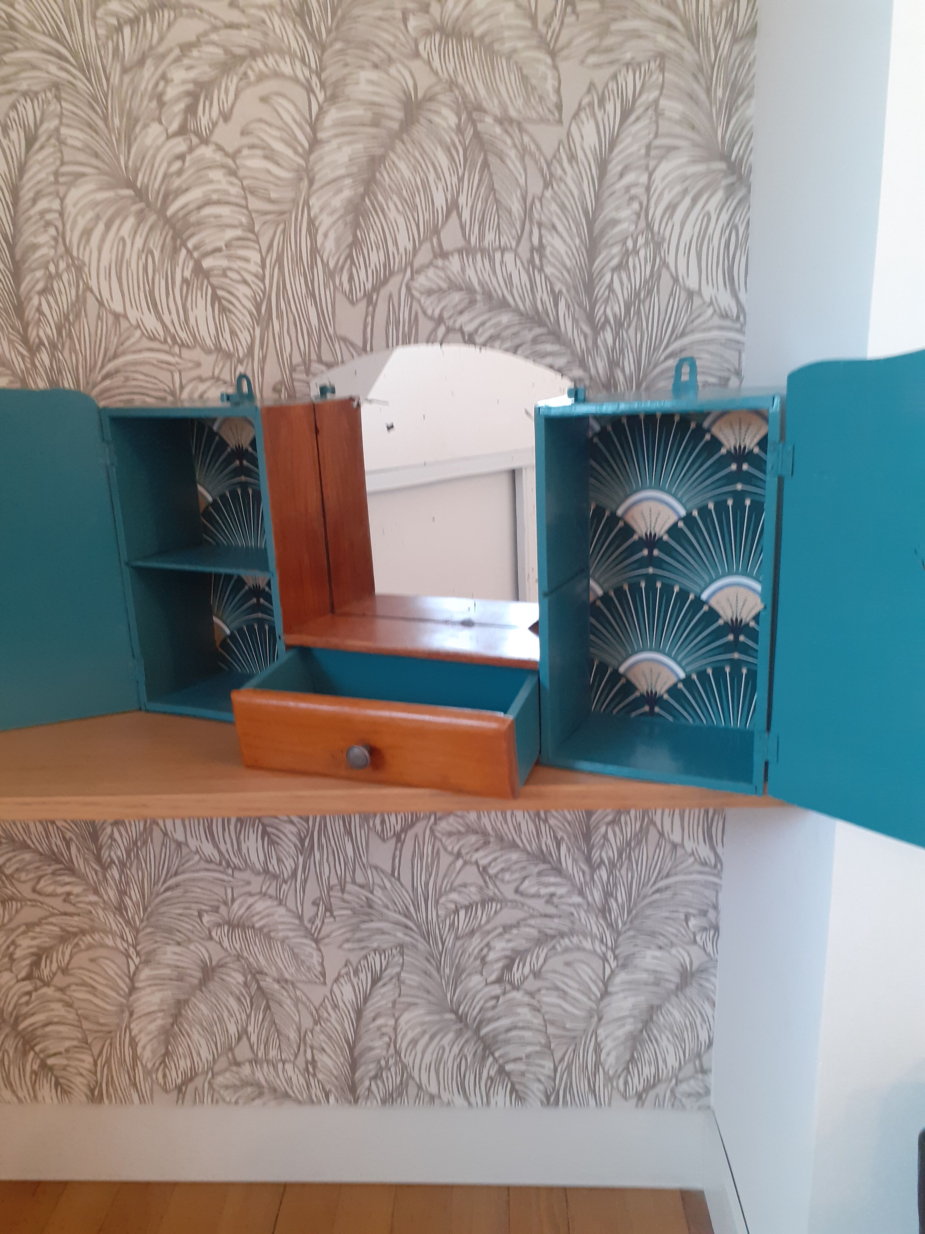 Wall cabinet of toilet