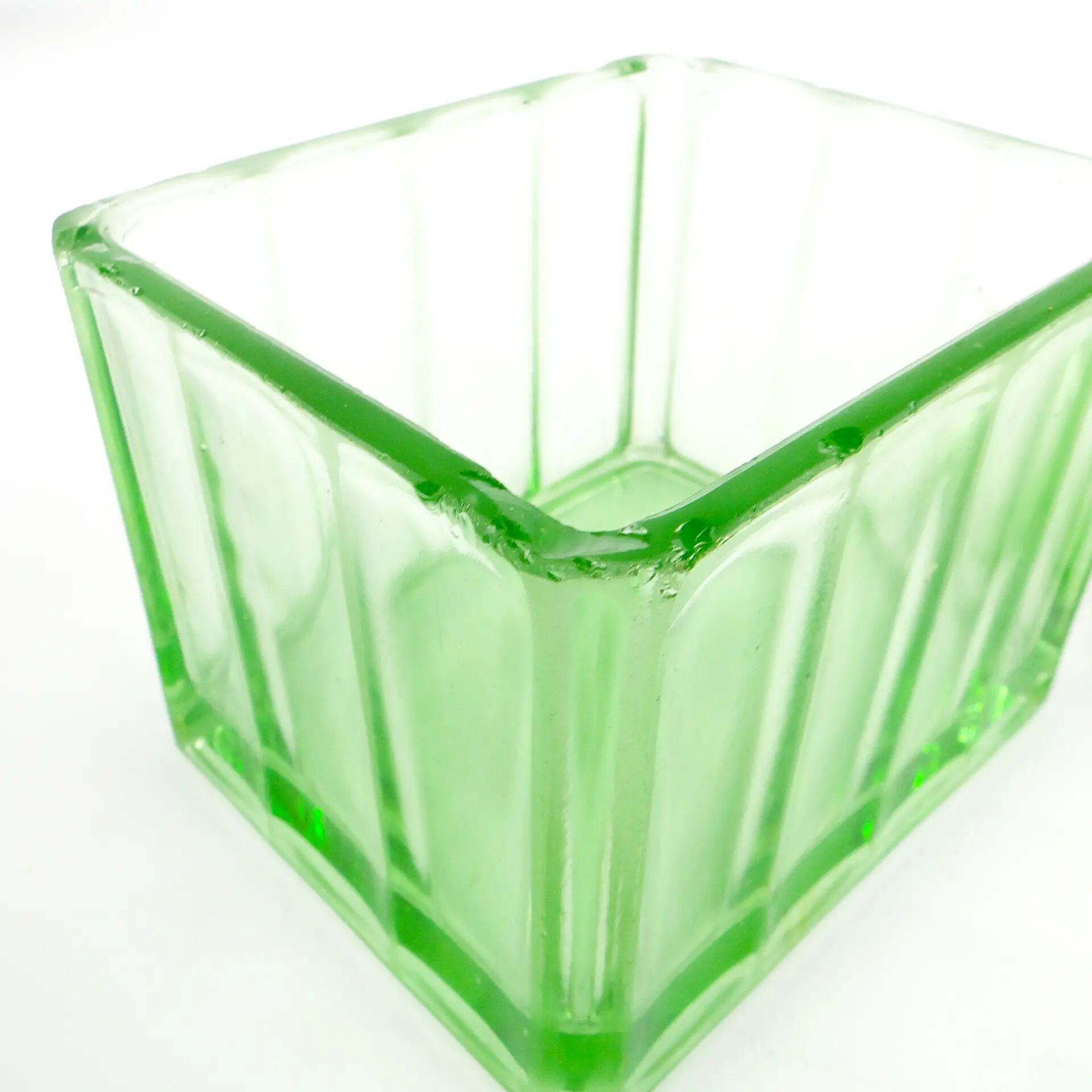 Beurrier Art Déco, verre pressé turquoise, Hortensja Glassworks, Pologne, années 1930