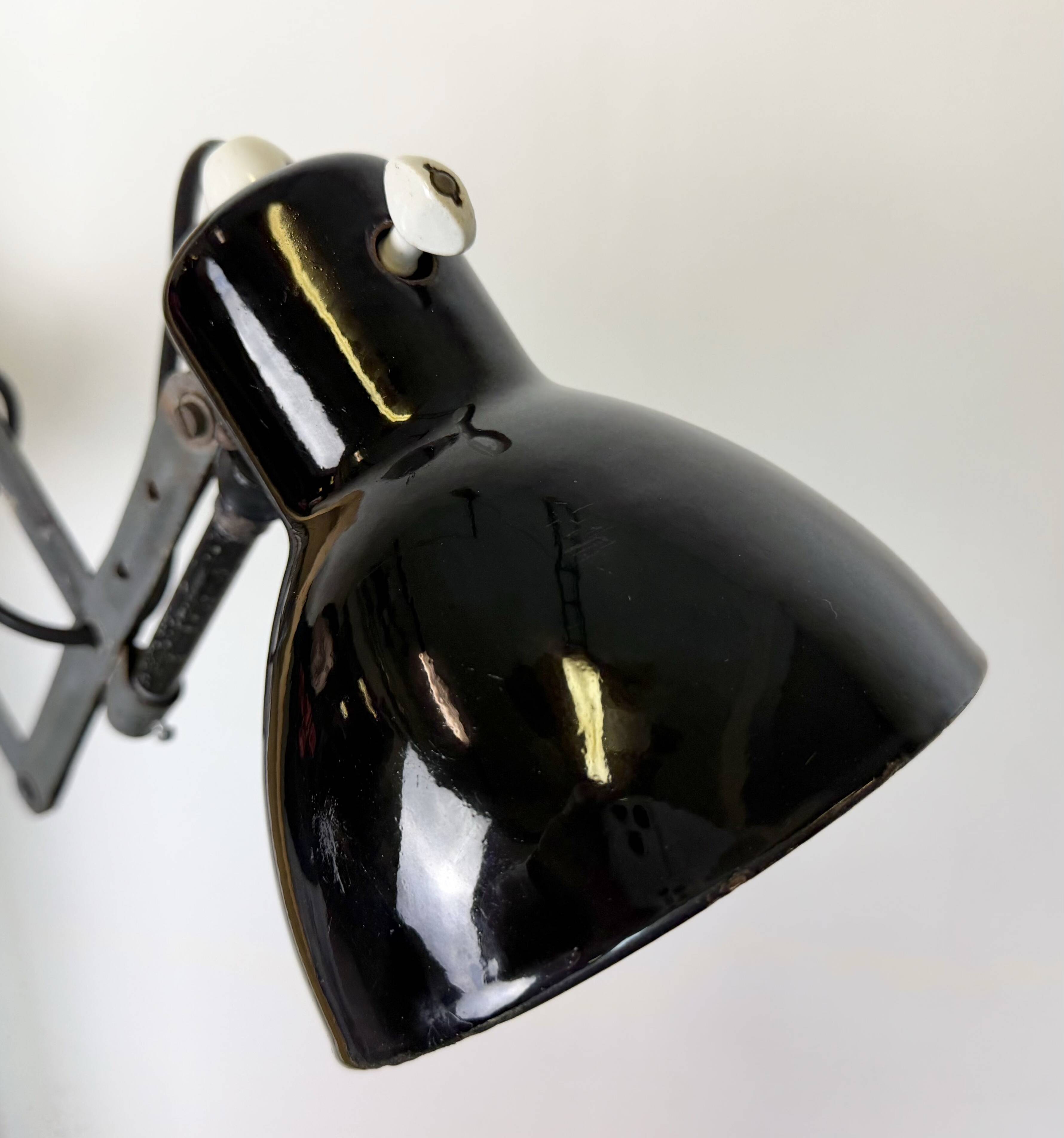 Lampe murale à ciseaux en émail noir industriel, années 1950