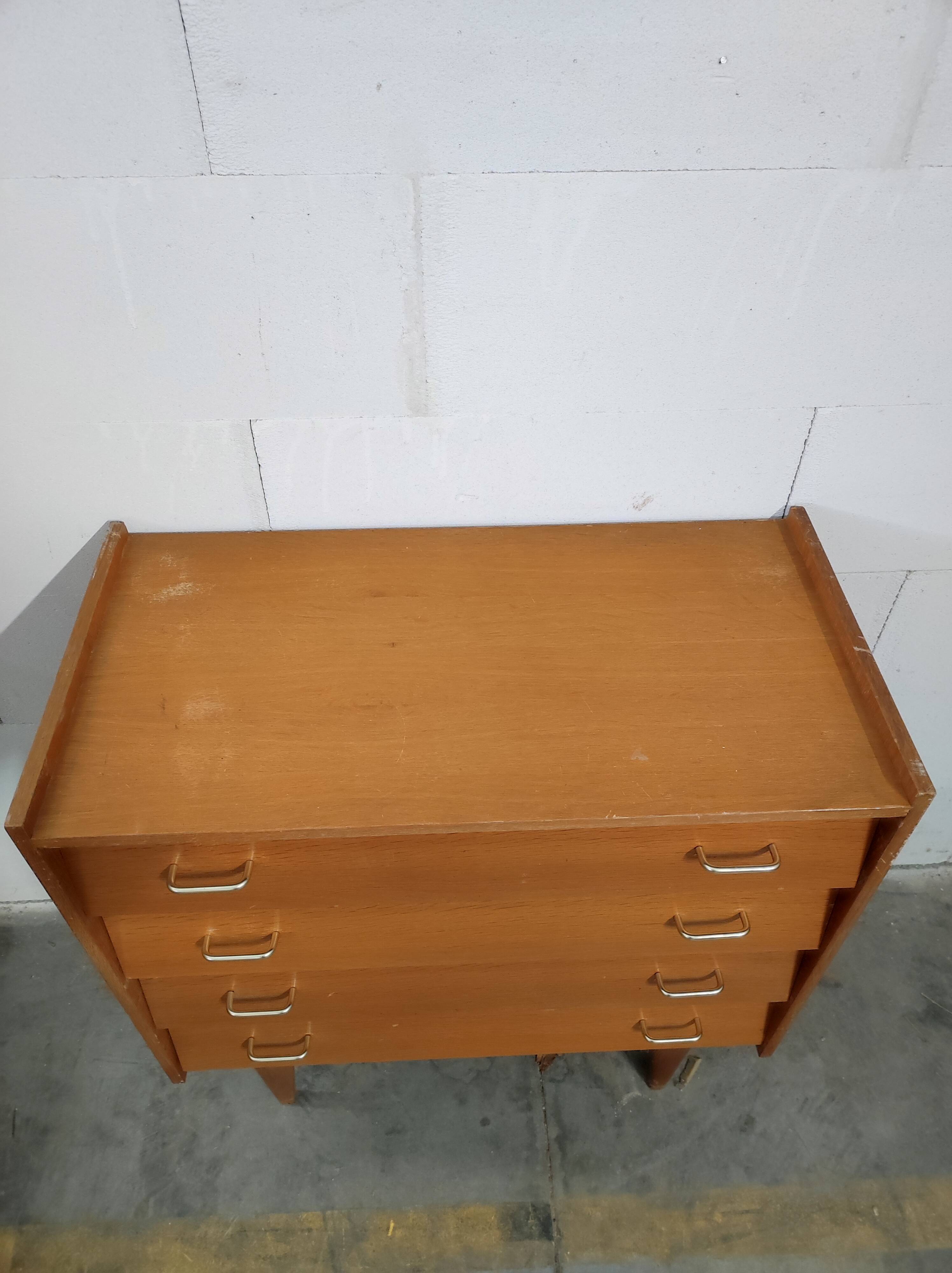 Commode vintage pieds fuseau