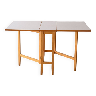 Retro extendable formica table