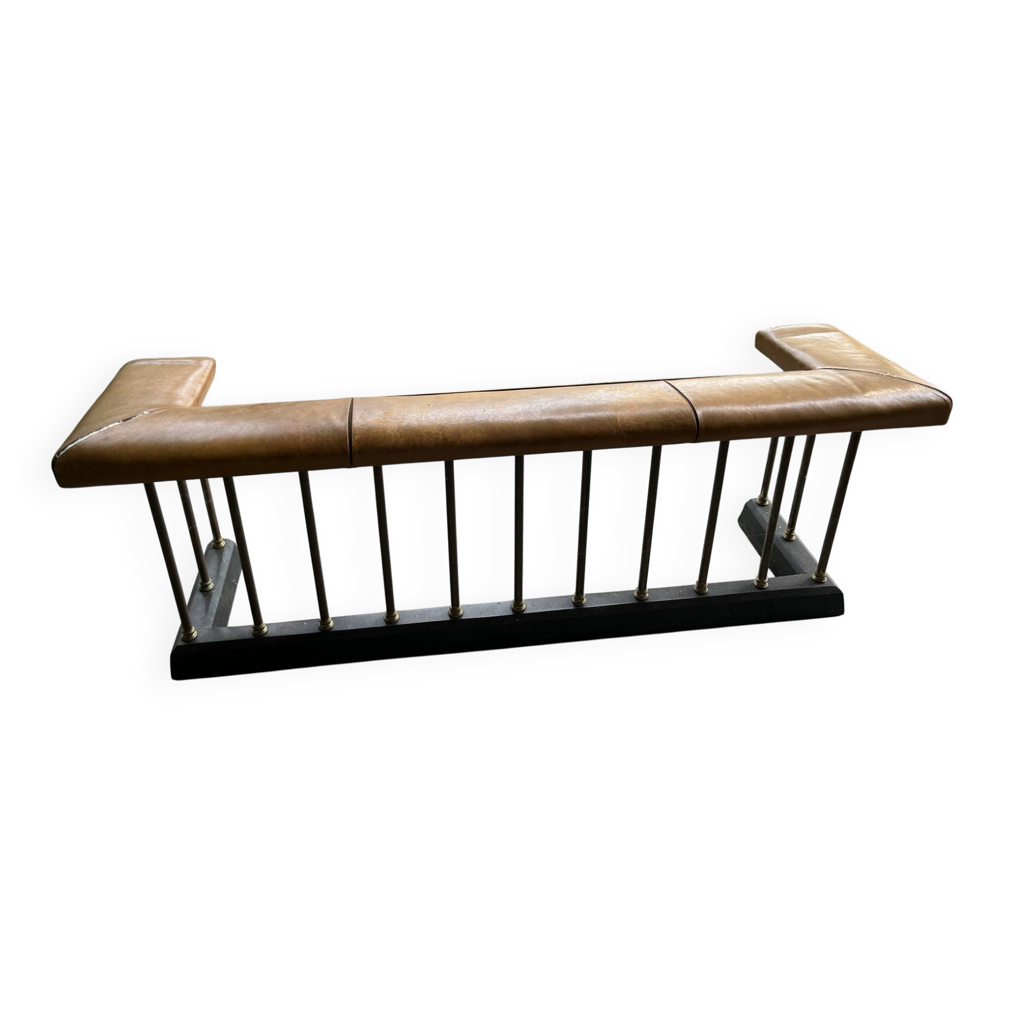 English fireplace bench – Club Fender – Tawny leather and brass –
