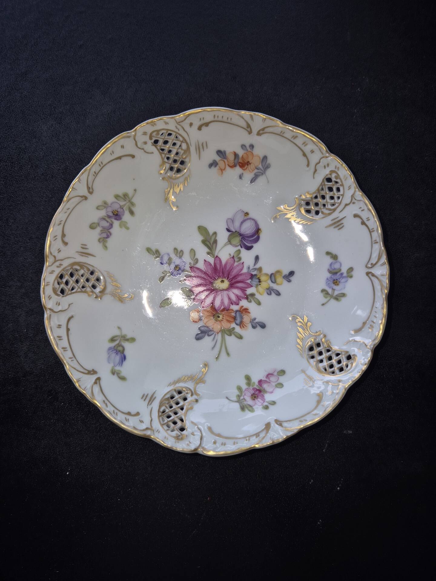 Small bowl / pierced plate in painted Nymphenburg porcelain.