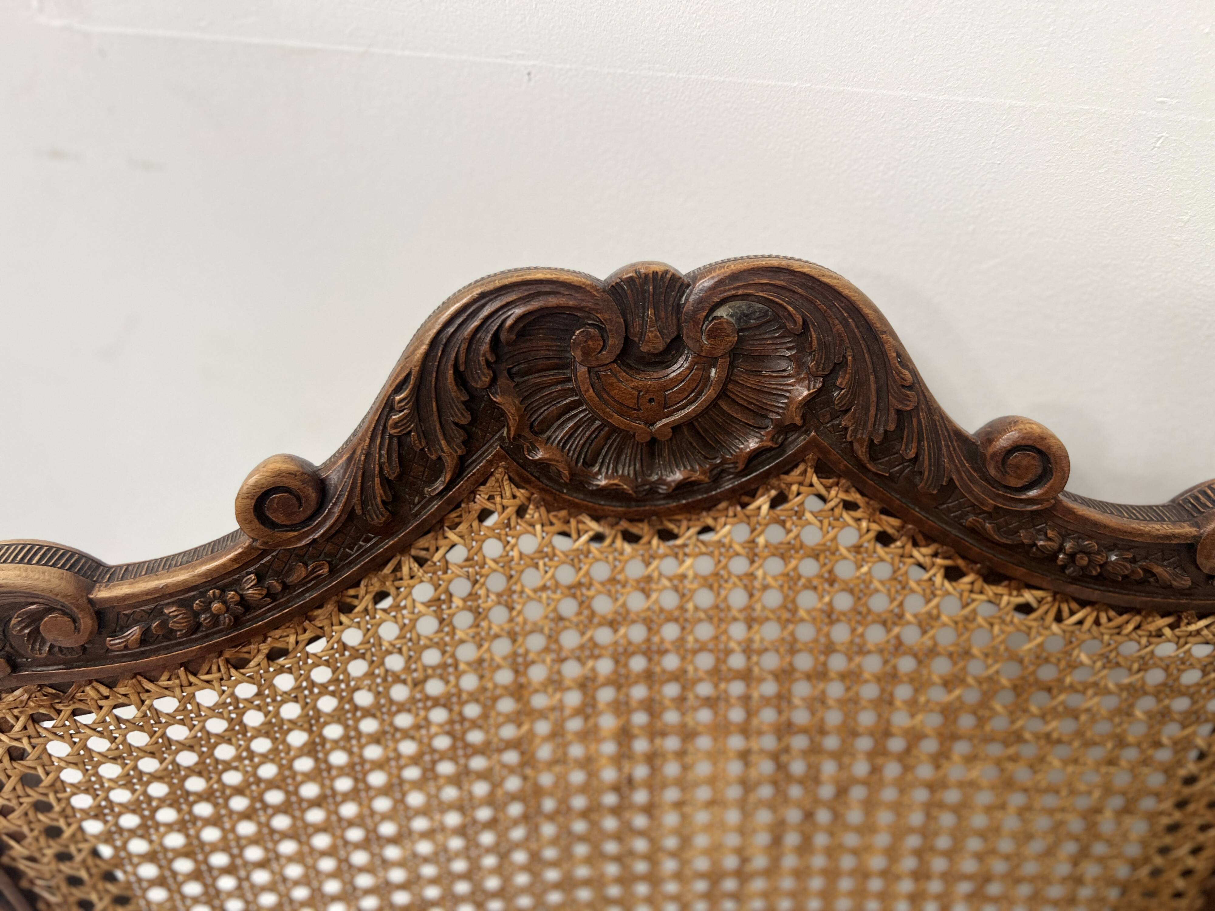 Paire de fauteuils de style Régence en bois naturel XIX siècle