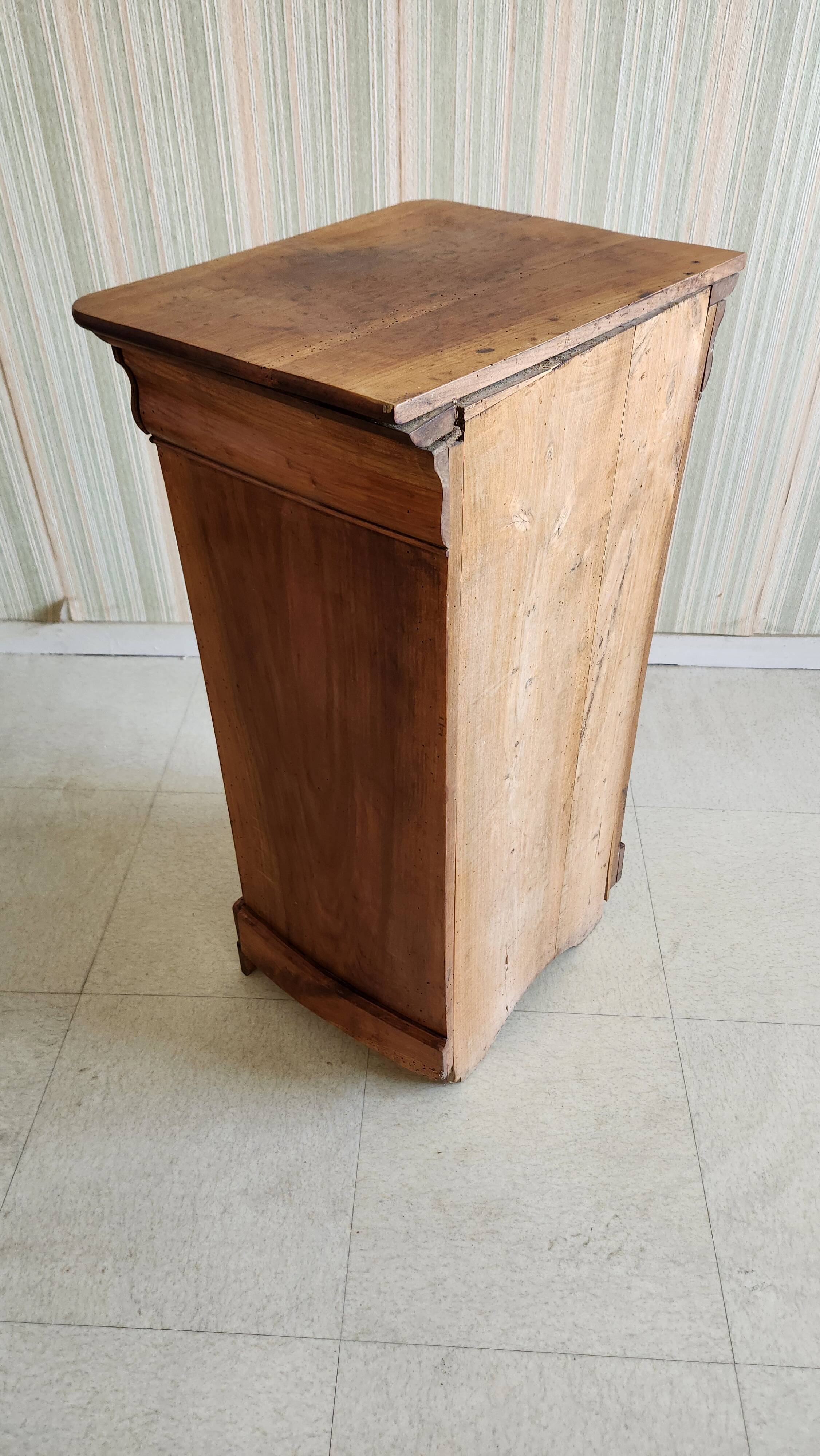 Table de nuit (chevet) ancien en bois