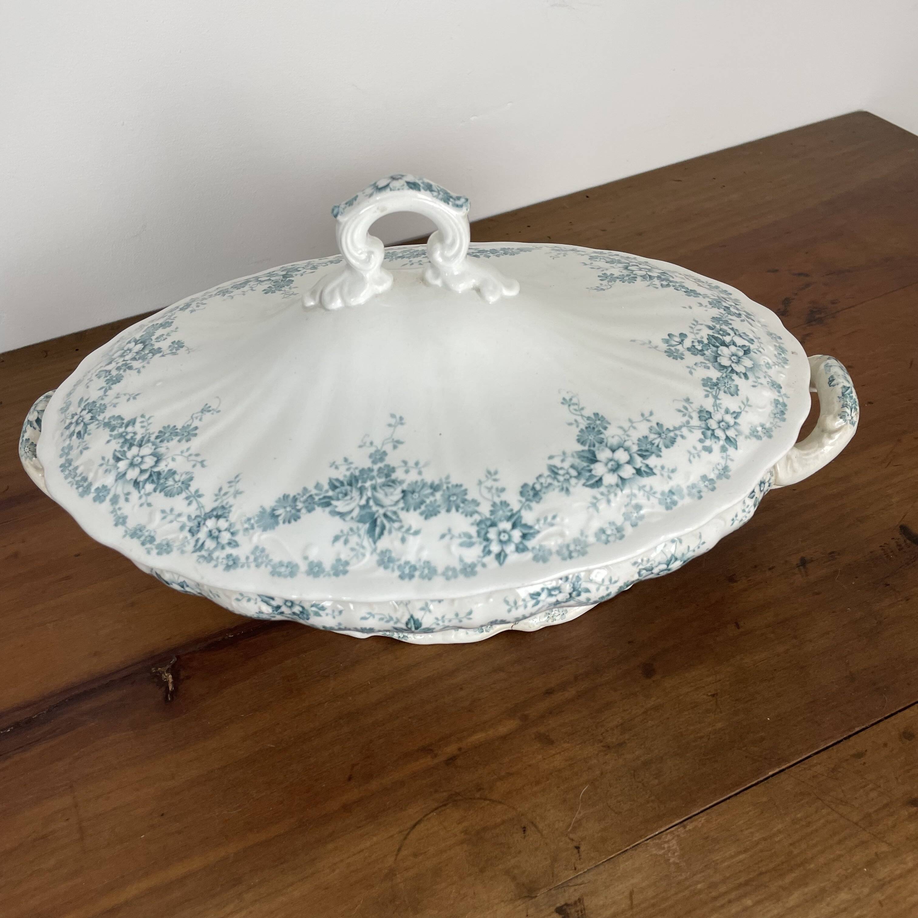 Covered dish, vegetable dish in Maastricht earthenware, Clara model