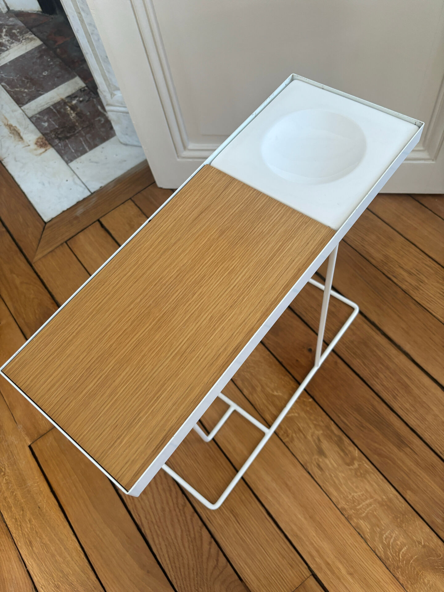 Robin Day side table / white lacquered metal + vintage wood