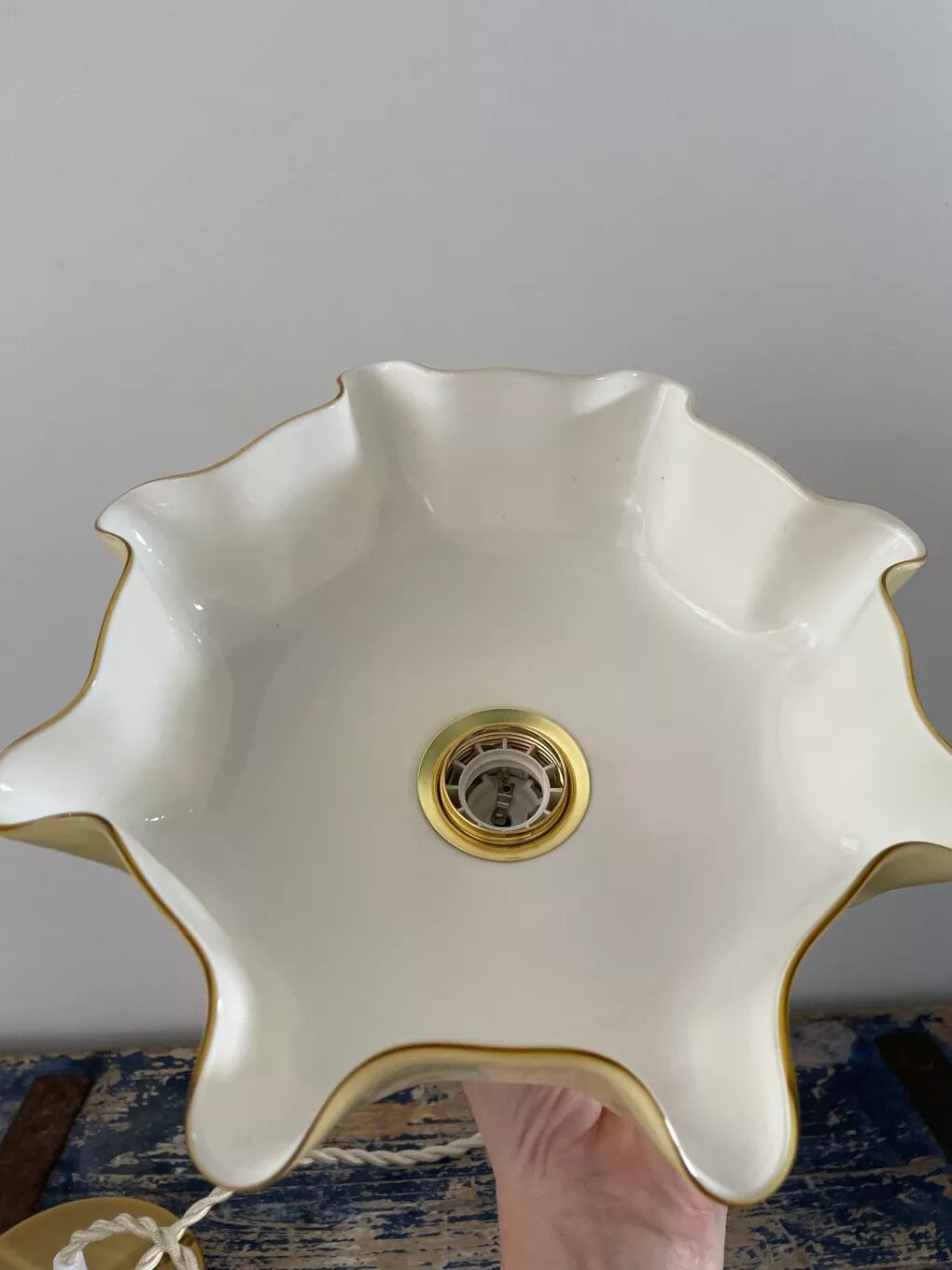 Beige opaline suspension