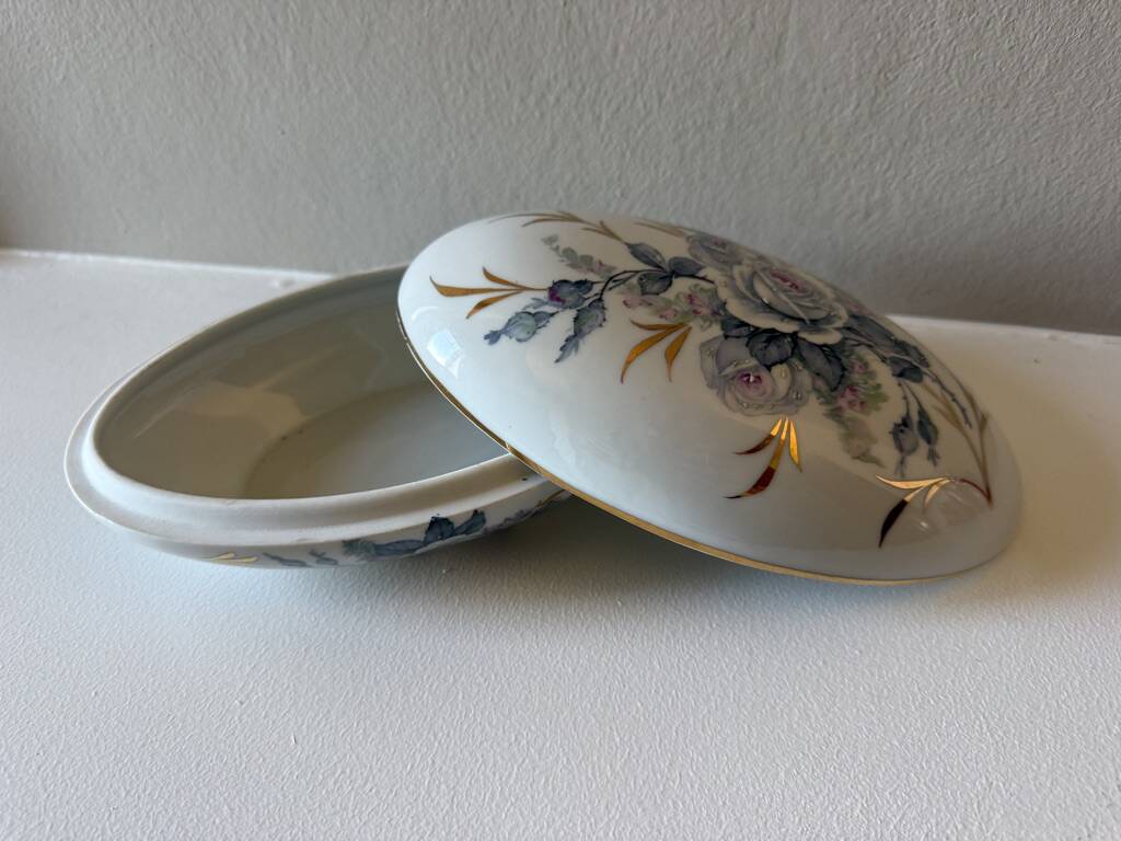 Oval bonbonnière in Limoges porcelain - rose decoration